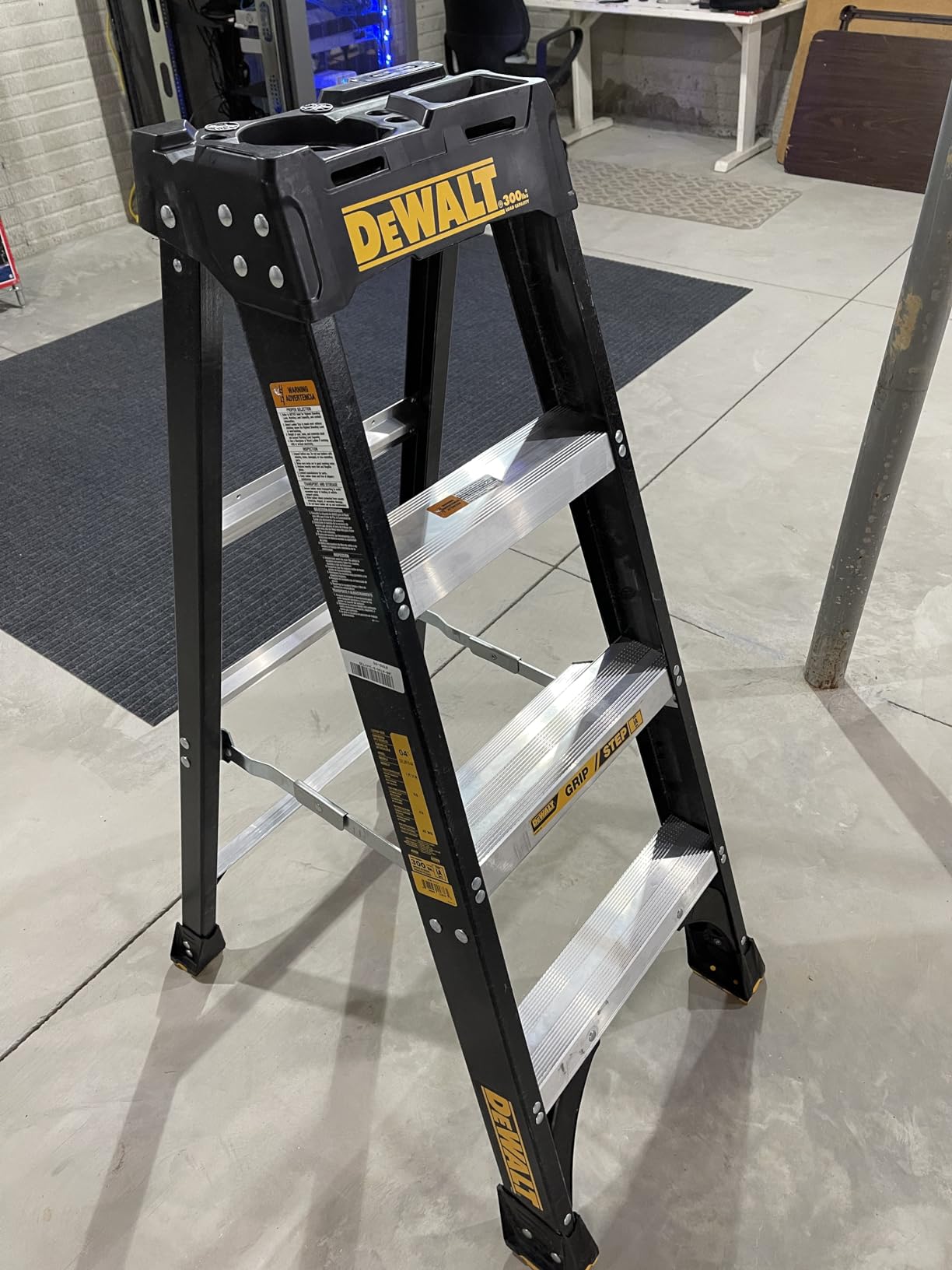 DeWalt Type IA 300lb Rated FG Stepladder 4' DXL3010-04 customer photo 1