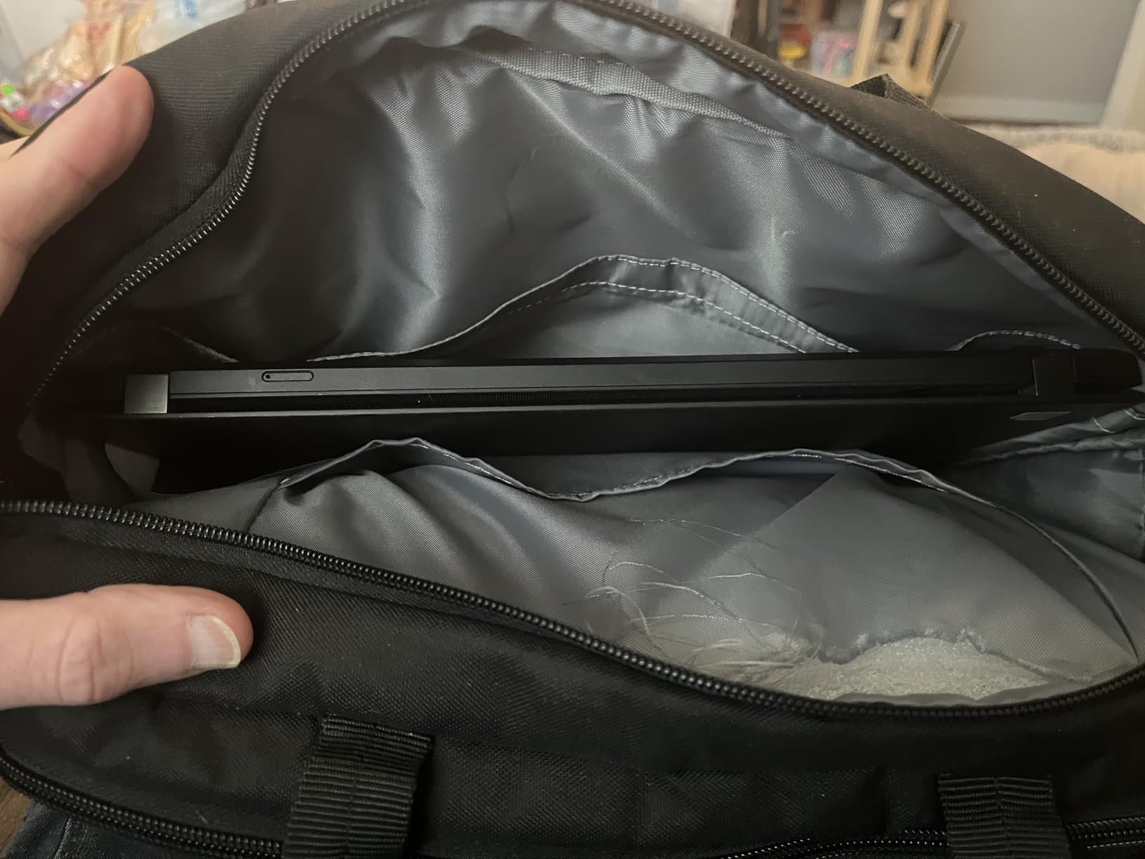 AmazonBasics 15.6 in Laptop Bag with Shoulder Strap and Handle, Large Capacity, Spacious Compartments, Black customer photo 1