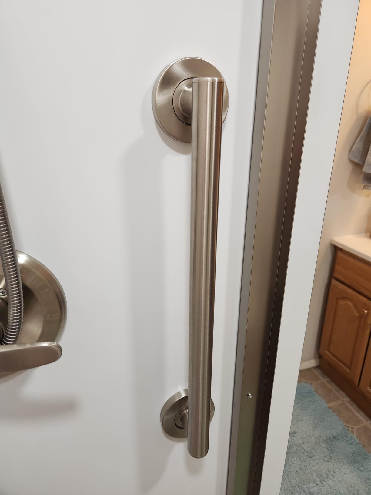 Delta Faucet 41824 Contemporary Grab Bar, 24-Inch, Chrome customer photo 1