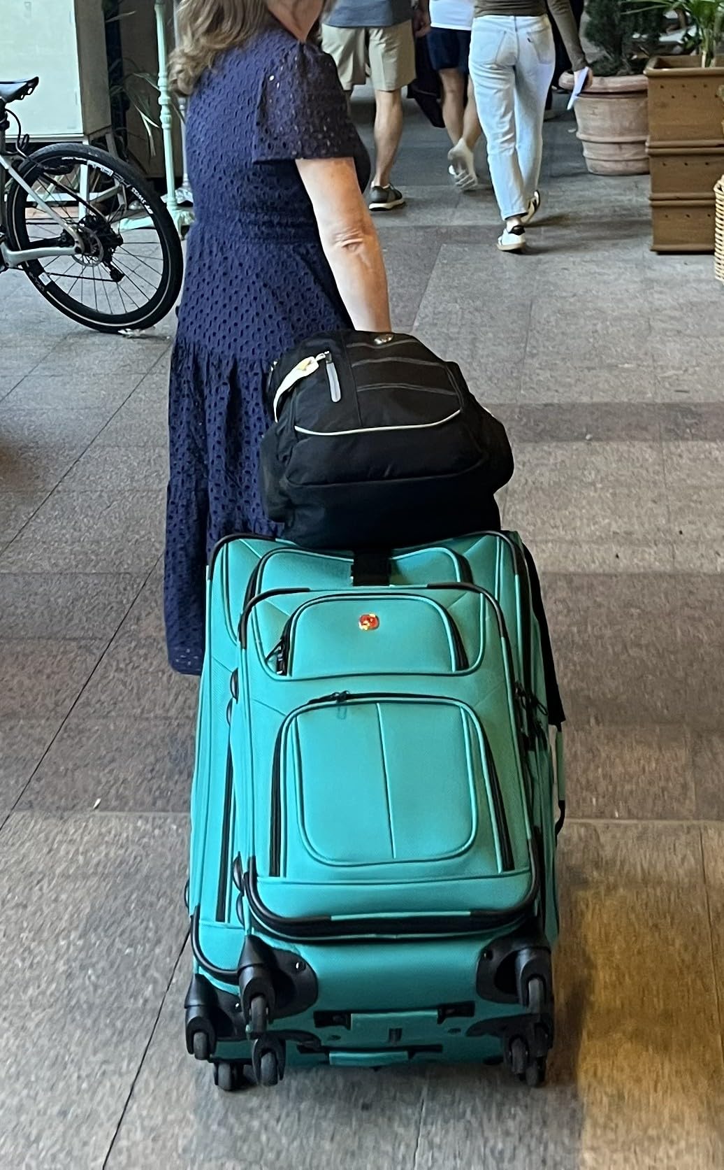 SWISSGEAR Sion Softside Expandable Spinner Luggage Durable Lightweight Travel Suitcase, Dark Grey, Checked-Medium customer photo 1