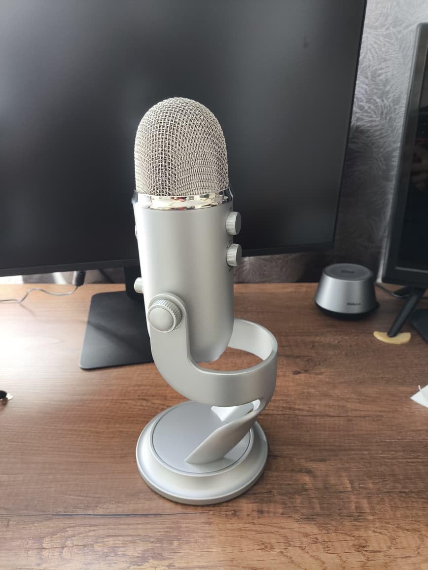 Logitech Creators Blue Yeti USB Microphone for PC, Mac, Gaming, Streaming, Podcasting, Studio and Computer Condenser Mic with Blue VO!CE Effects, 4 Pickup Patterns, Plug and Play - Midnight Blue customer photo 2