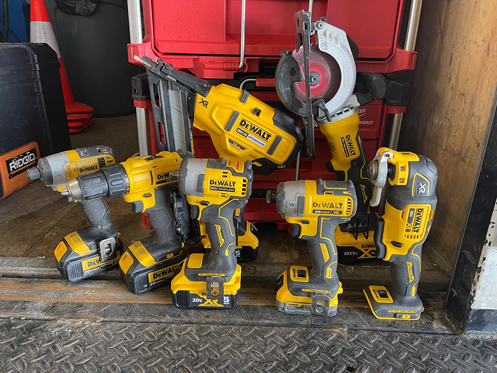 DEWALT DCN650B 20V MAX* XR Finish Nailer, Angled, 15GA, Tool Only customer photo 2