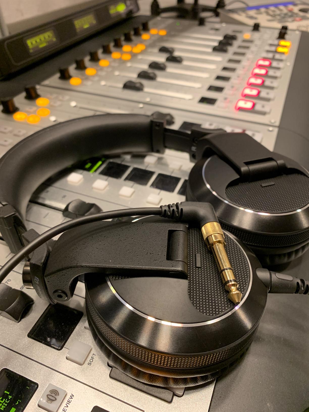 Pioneer HDJ-X7-S Over-Ear DJ Headphones, Silver customer photo 1