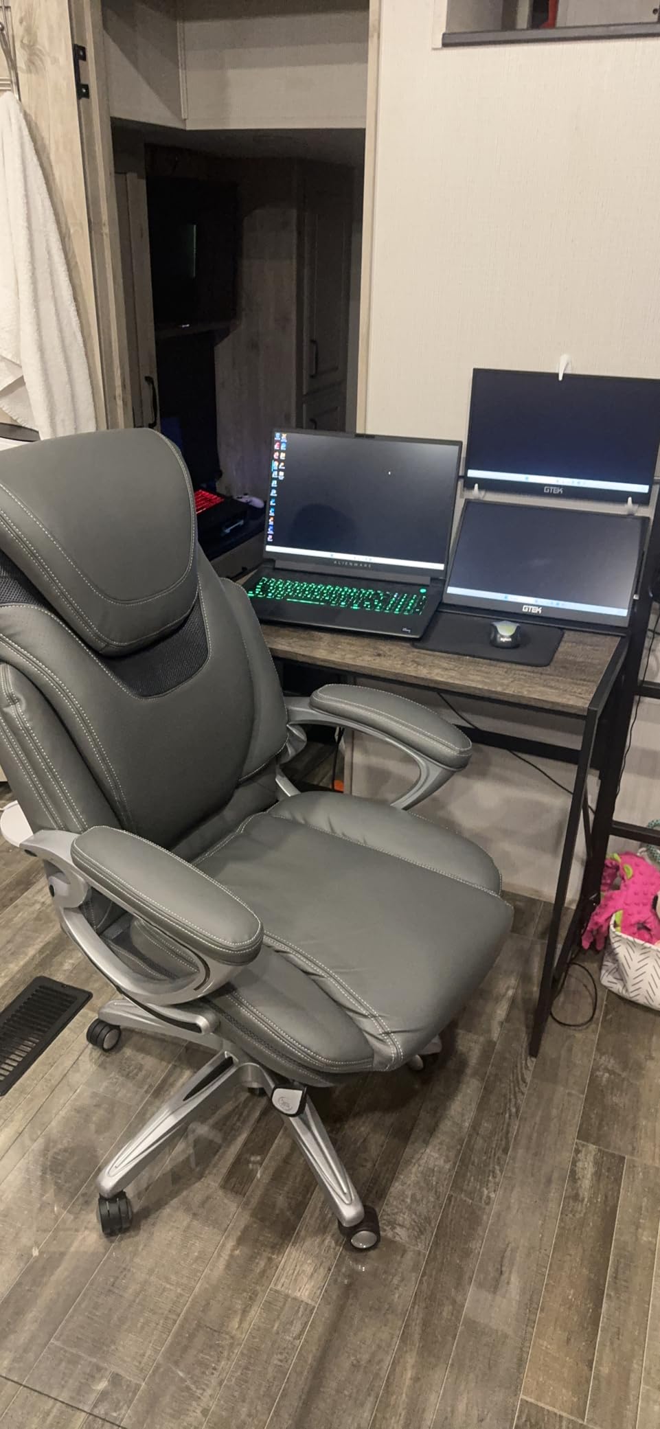 Serta Bryce Executive Office Chair - Ergonomic Computer Desk Chair with Lumbar Technology - Adjustable Height - Memory Foam Body Pills - 360 Degree Swivel Rolling Base - Bonded Leather - Black customer photo 2