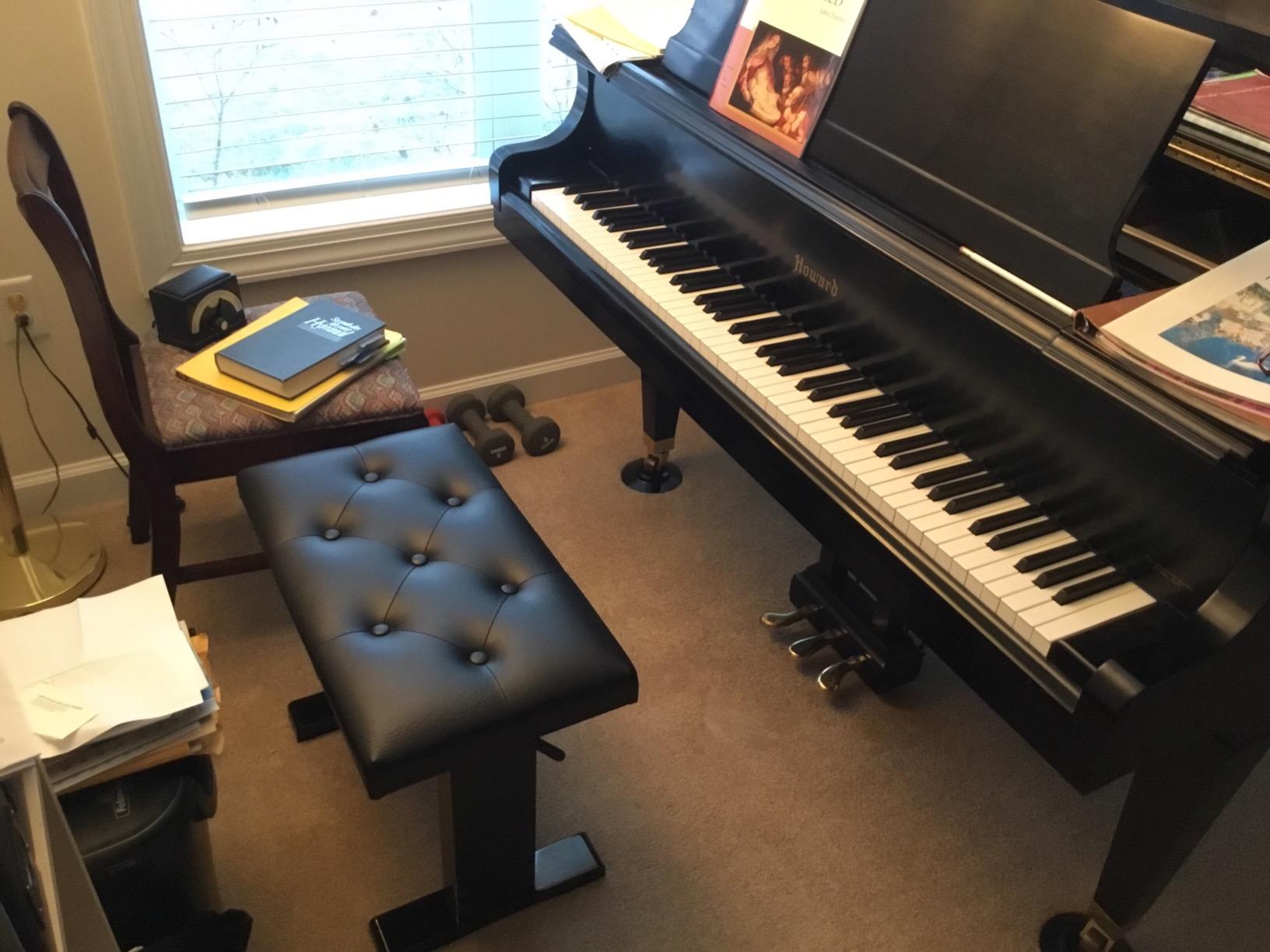 OnStage KB9503B Height-Adjustable Piano Bench (Hydraulic Assisted, Padded, Tufted, Cushioned, Wood Base, Nonslip Rubber Feet, Black) customer photo 1