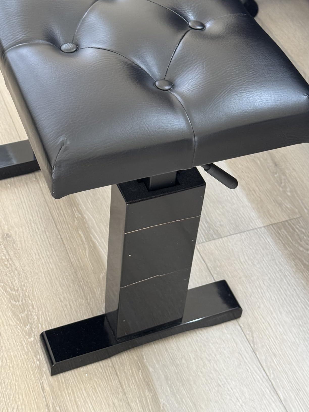 OnStage KB9503B Height-Adjustable Piano Bench (Hydraulic Assisted, Padded, Tufted, Cushioned, Wood Base, Nonslip Rubber Feet, Black) customer photo 2