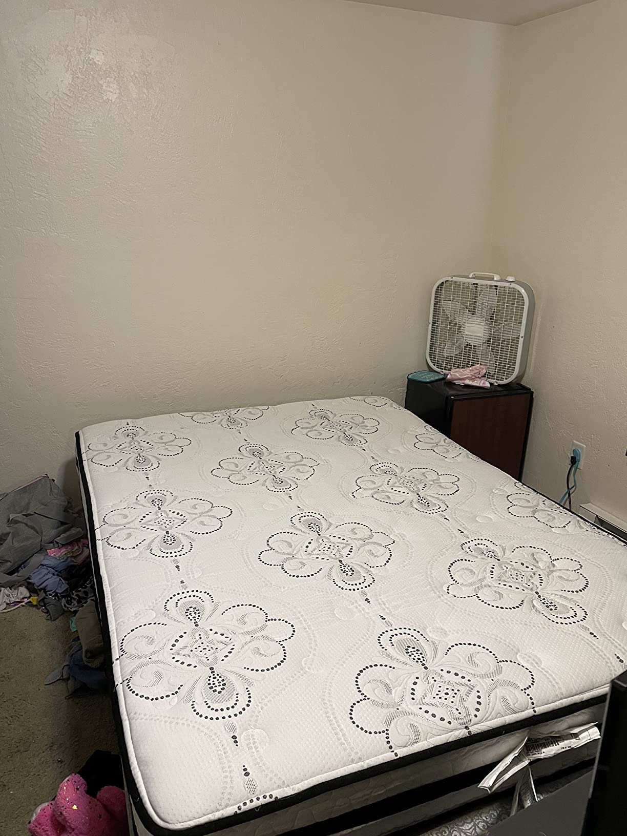 Signature Design by Ashley Queen Size Chime 10 Inch Medium Firm Hybrid Mattress with Cooling Gel Memory Foam for Pressure Relief, Fiberglass-Free, Mattress In A Box customer photo 2