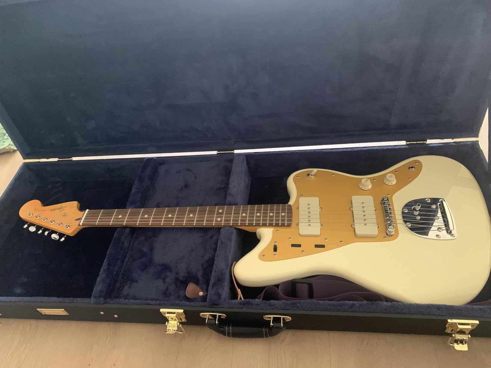 Squier J Mascis Jazzmaster Electric Guitar - Vintage White, Laurel Fingerboard customer photo 1