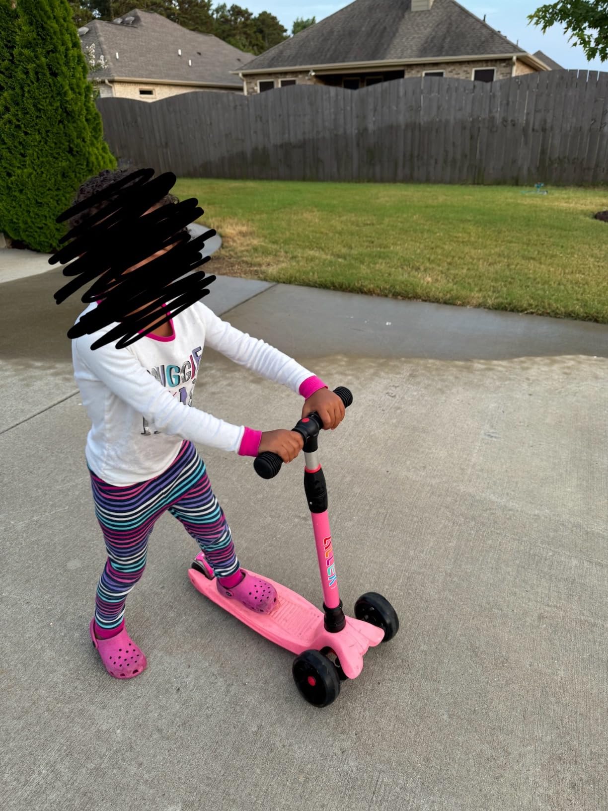 Allek Kick Scooter B02, Lean 'N Glide Scooter with Extra Wide PU Light-Up Wheels and 4 Adjustable Heights for Children from 3-12yrs (Black) customer photo 1