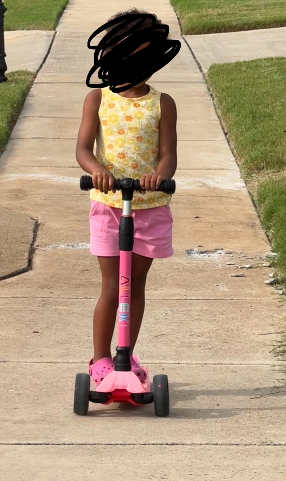 Allek Kick Scooter B02, Lean 'N Glide Scooter with Extra Wide PU Light-Up Wheels and 4 Adjustable Heights for Children from 3-12yrs (Black) customer photo 2