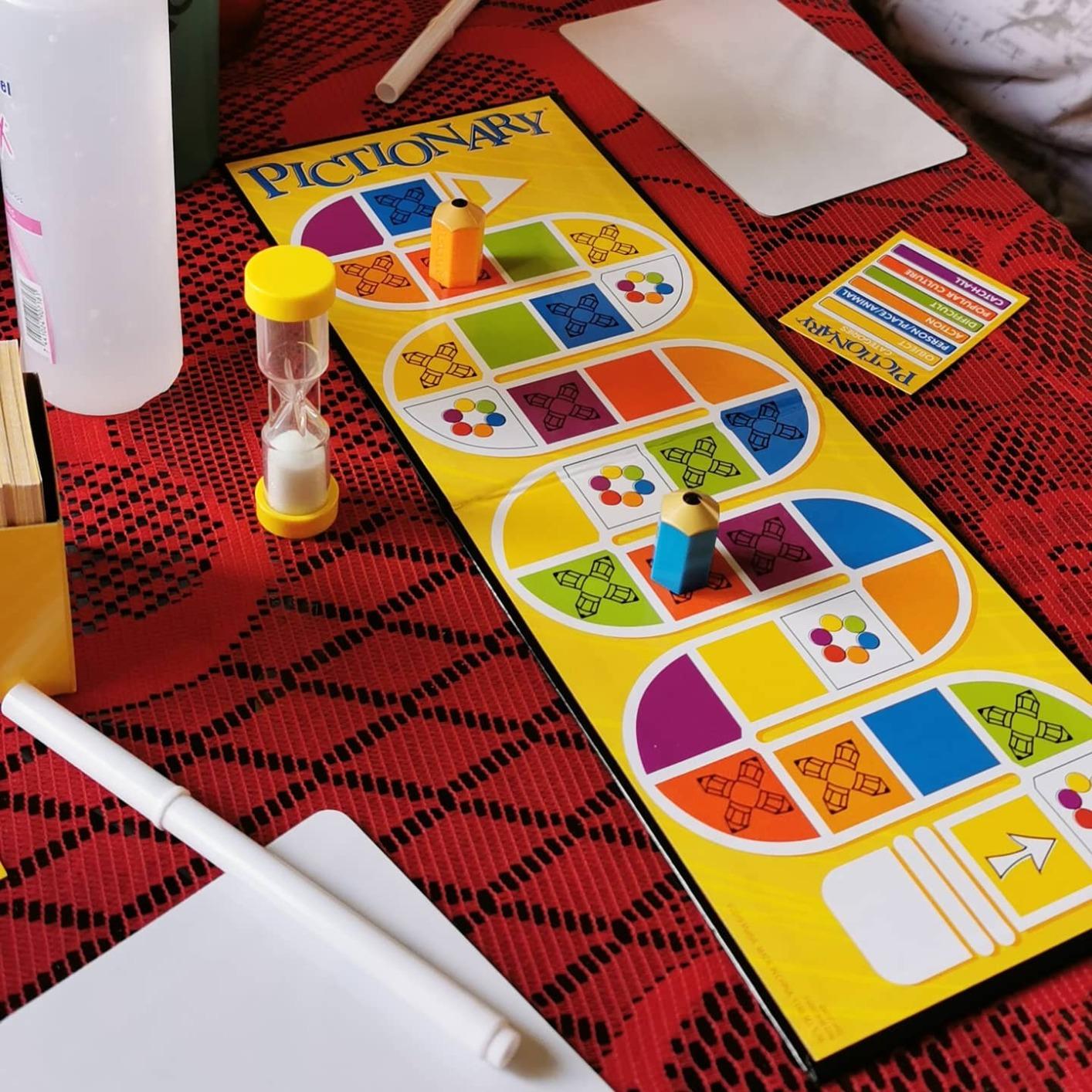 Mattel Games Pictionary Family Board Game for Kids, Adults and Game Night for 2 Teams with Erasable Markers, Boards and Sand Timer customer photo 2