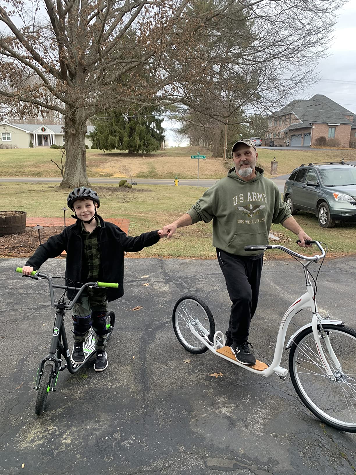 Schwinn Shuffle Deluxe Adult Kick Scooter, 26 Inch Front Wheel & 20 Inch Rear Wheel, Smooth Ride, Durable Steel Frame, Fenders, Front & Rear Linear Pull Brakes customer photo 1
