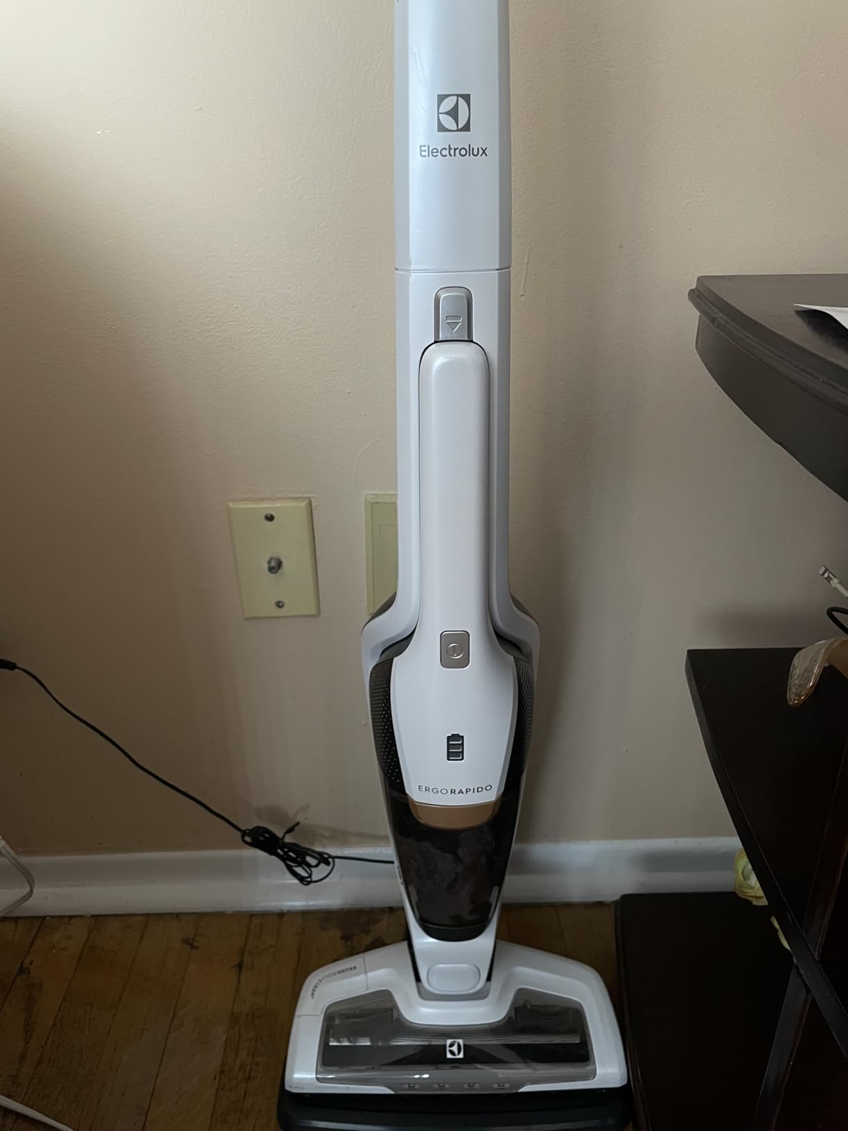 Electrolux Ergorapido Cordless 2-in-1 Vacuum Cleaner with High Suction Power and 180 Degree EasySteer Mobility, 48-Minute Run Time, 2 Power Modes, Satin White customer photo 2