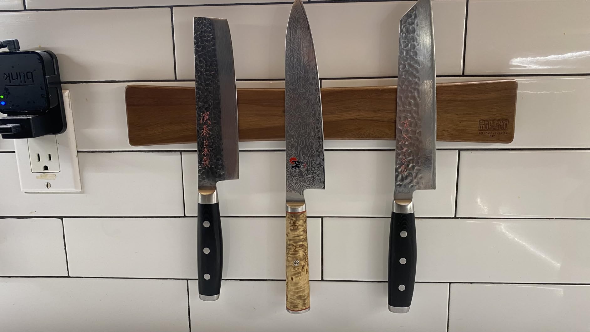 HOSHANHO Magnetic Knife Strips, Magnetic Knife Holder for Wall 16 Inch, Acacia Wood Knife Magnetic Strip Use as Knife Bar, Knife Holder for Kitchen Utensil Organizer customer photo 1