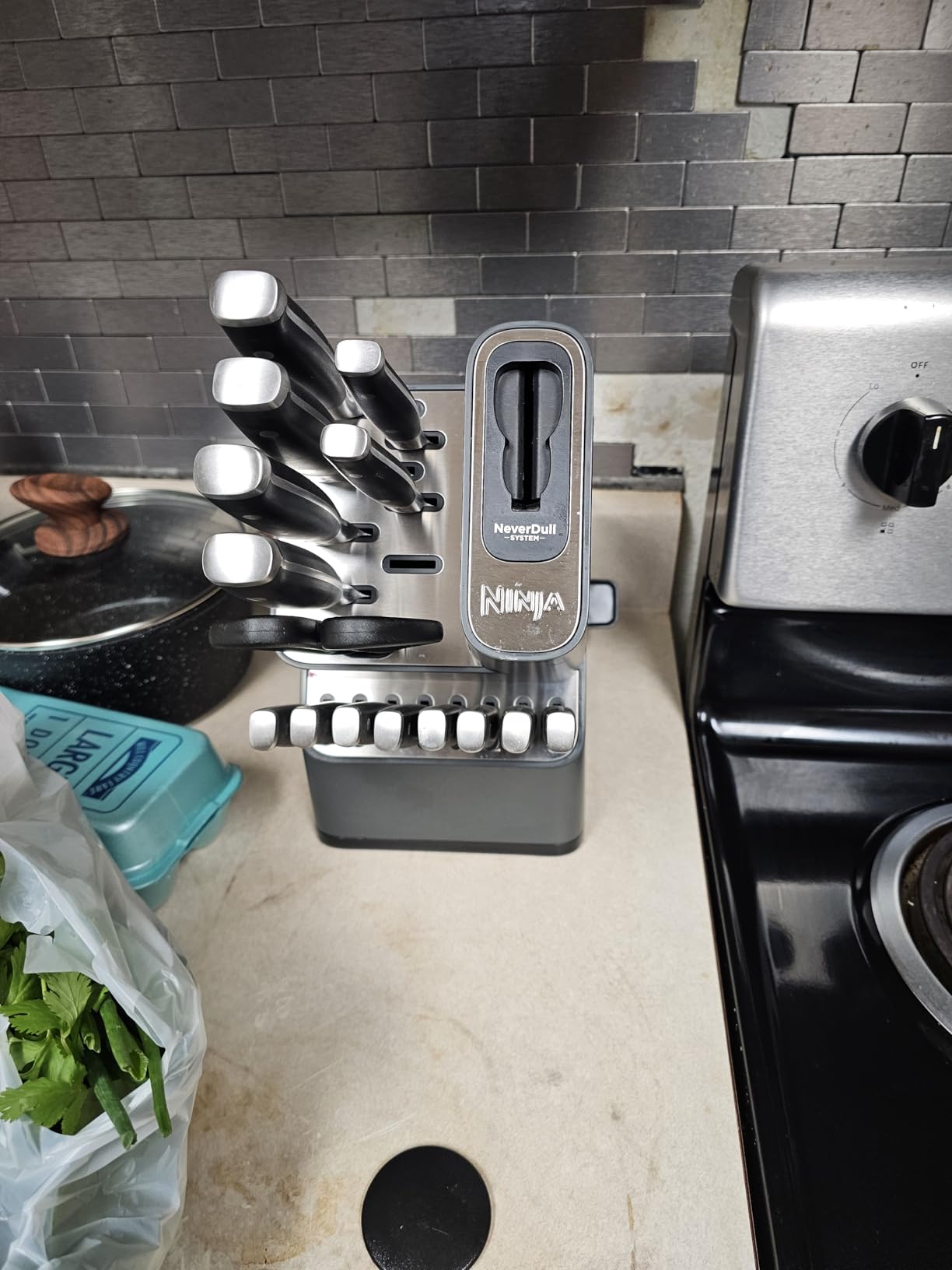 Ninja NeverDull Knife Block Set, 17-Piece Kitchen Knife System with Built-in Sharpener, German Stainless-Steel, Black, K32017 customer photo 1