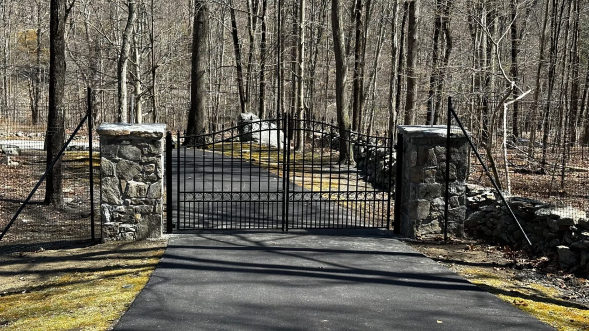 ALEKO 14x6 London Dual Swing Driveway Gate, Anti-Rust Galvanized Steel, Outdoor Fence Security Barrier - DG14LON customer photo 1