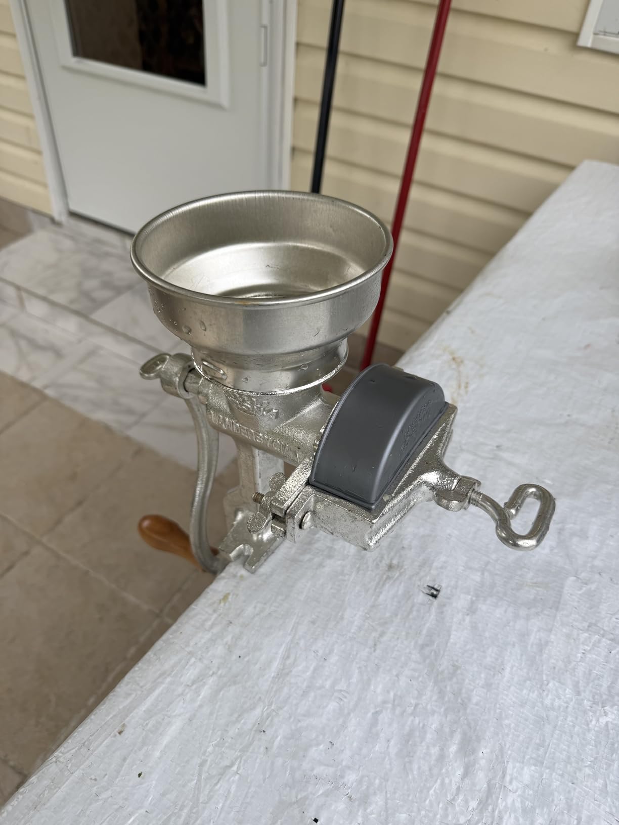 Corona Manual Grain Mill, Cast Iron Corn Grinder with Hand Crank for Corn, Wheat, Rice, Coffee & Spices, Adjustable Flour Mill for Home Kitchen Use customer photo 2