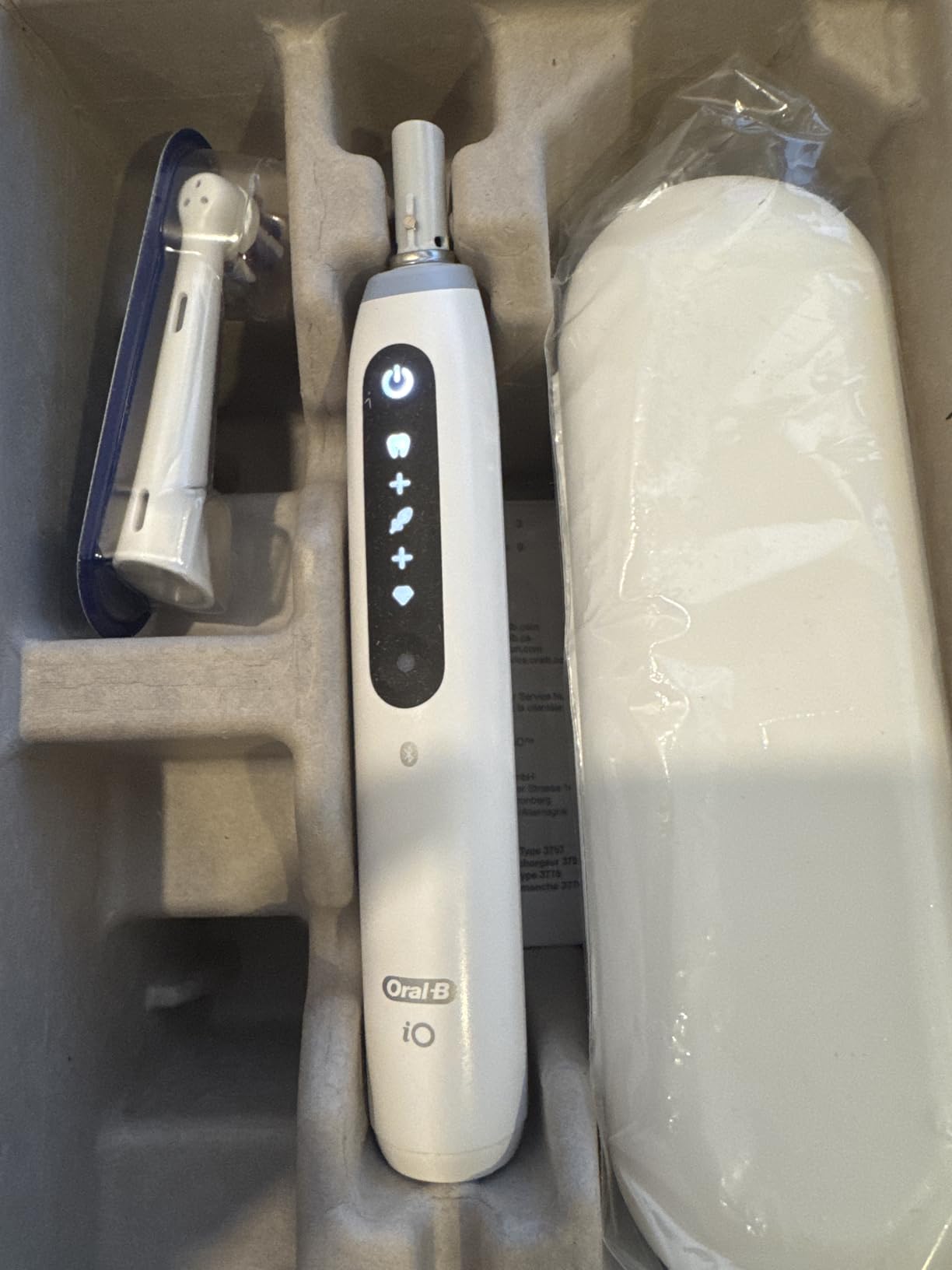 Oral-B iO Series 5 Ultimate White Rechargeable Electric Toothbrush with Visible Pressure Sensor, 5 Cleaning Settings, Travel Case, White customer photo 1