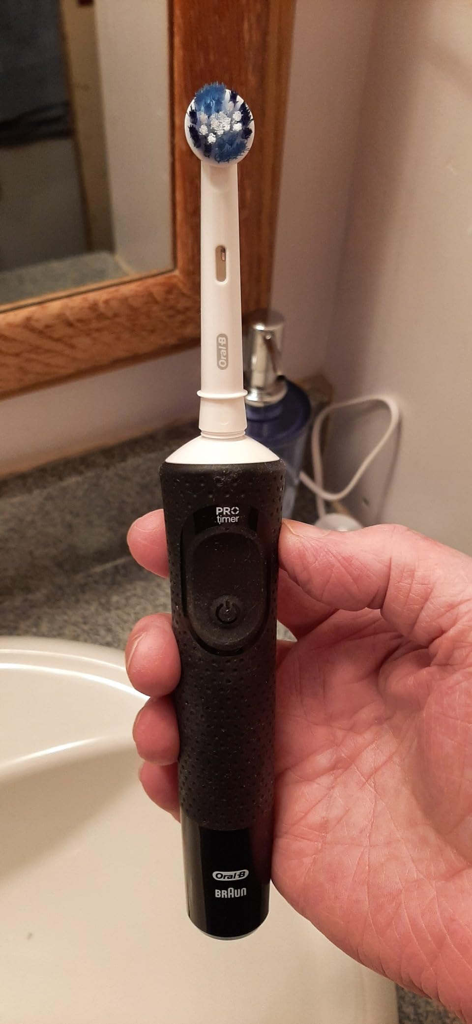 Oral-B Pro 500 Electric Toothbrush with (1) Brush Head, Rechargeable, Black customer photo 1