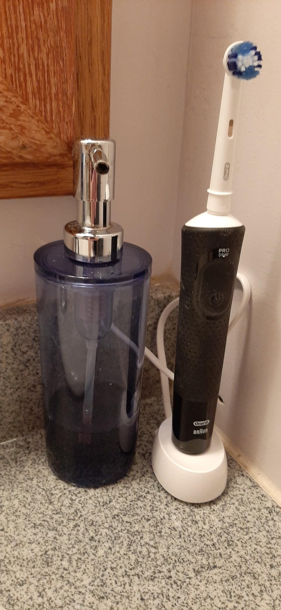 Oral-B Pro 500 Electric Toothbrush with (1) Brush Head, Rechargeable, Black customer photo 2
