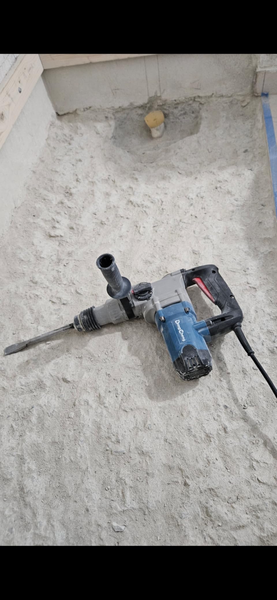 DongCheng 1-1/8 Inch SDS-Plus Rotary Hammer with 9.2A Motor, 3.6J Impact Energy, 5,000 BPM for Concrete & Demolition, Includes 3 Drill Bits, 2 Chisels, Case (Safety Clutch, 110V) customer photo 1