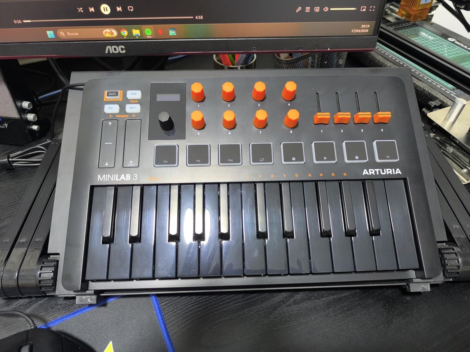 Arturia MiniLab 3 - Universal MIDI Controller for Music Production, with All-in-One Software Package - 25 Keys, 8 Multi-Color Pads customer photo 2
