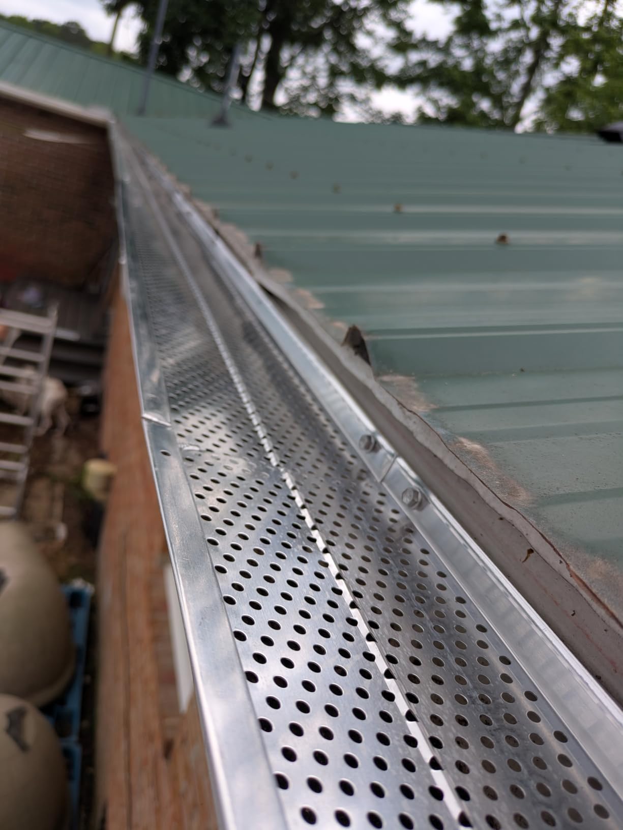 VEVOR Gutter Guard, 5 inch Width, Aluminum Leaf Filter DIY Gutter Cover, 26 PCS 104 ft Total Length, 0.157'' Hole Diameter & 0.02'' Thick Fits Any Roof or Gutter Type customer photo 2