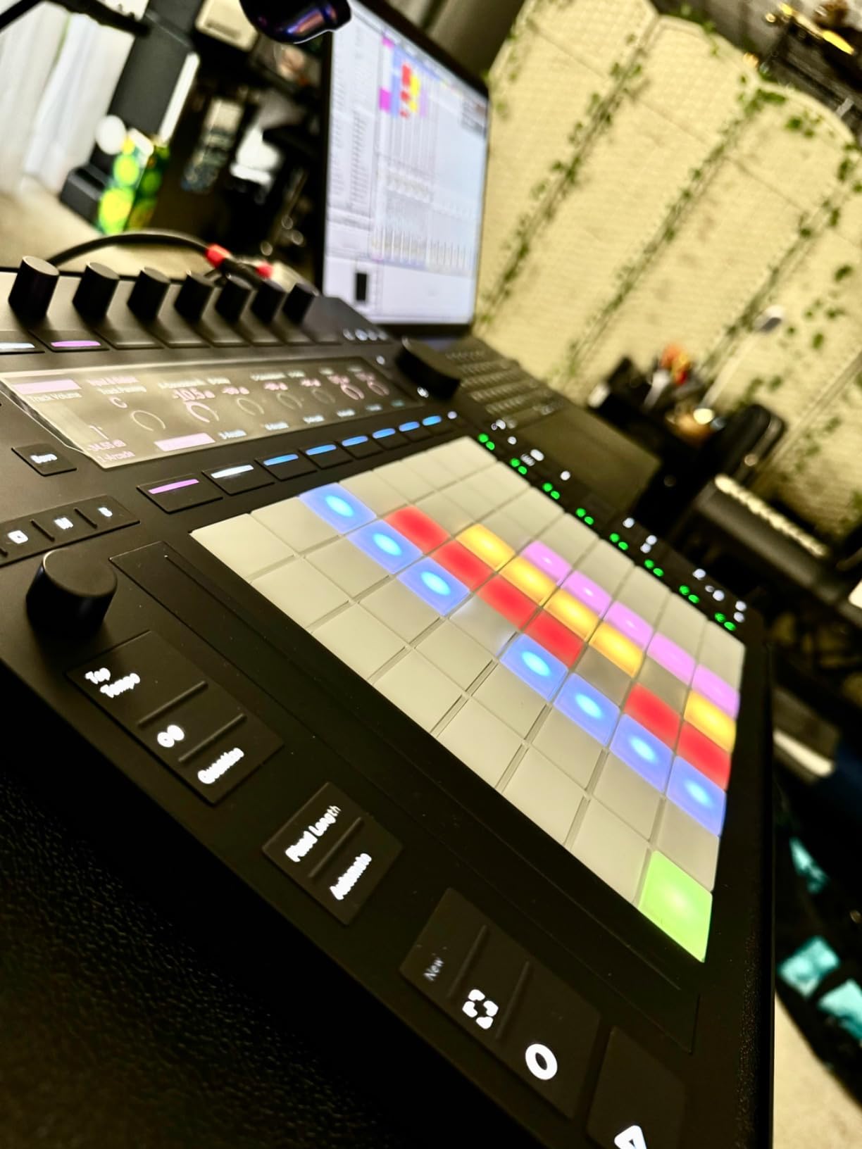 Ableton Push 3 Desktop Controller Workstation w/ 64 MPE pads and Audio Interface customer photo 2