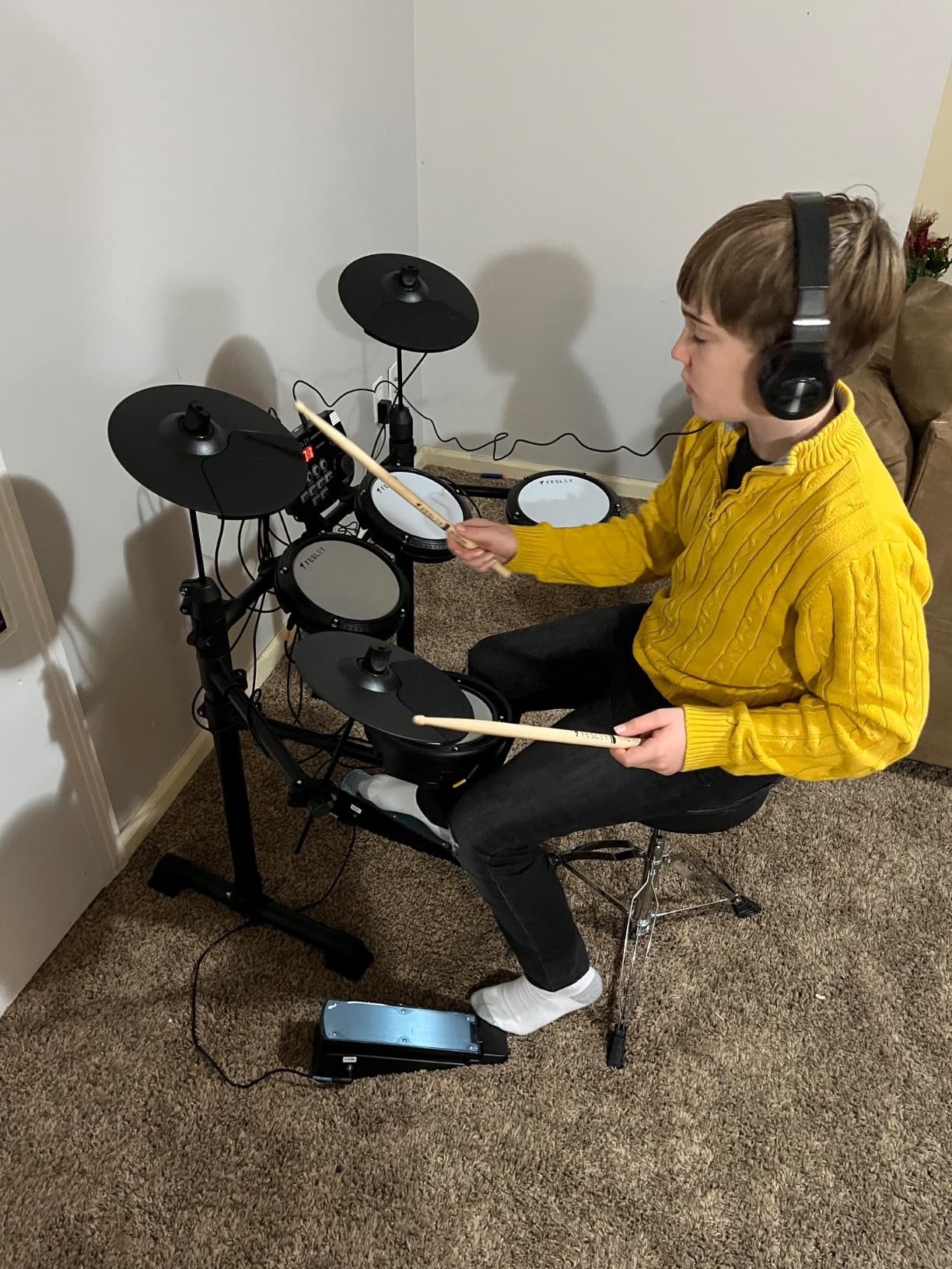 Fesley FED150 Electronic Drum Set for Beginners, 4 Quiet Mesh Pads, Dual-Zone Snare, Bluetooth MIDI, 200 Sounds, 2 Cymbals with Choke, Includes Drum Throne, Headphones & Sticks customer photo 2