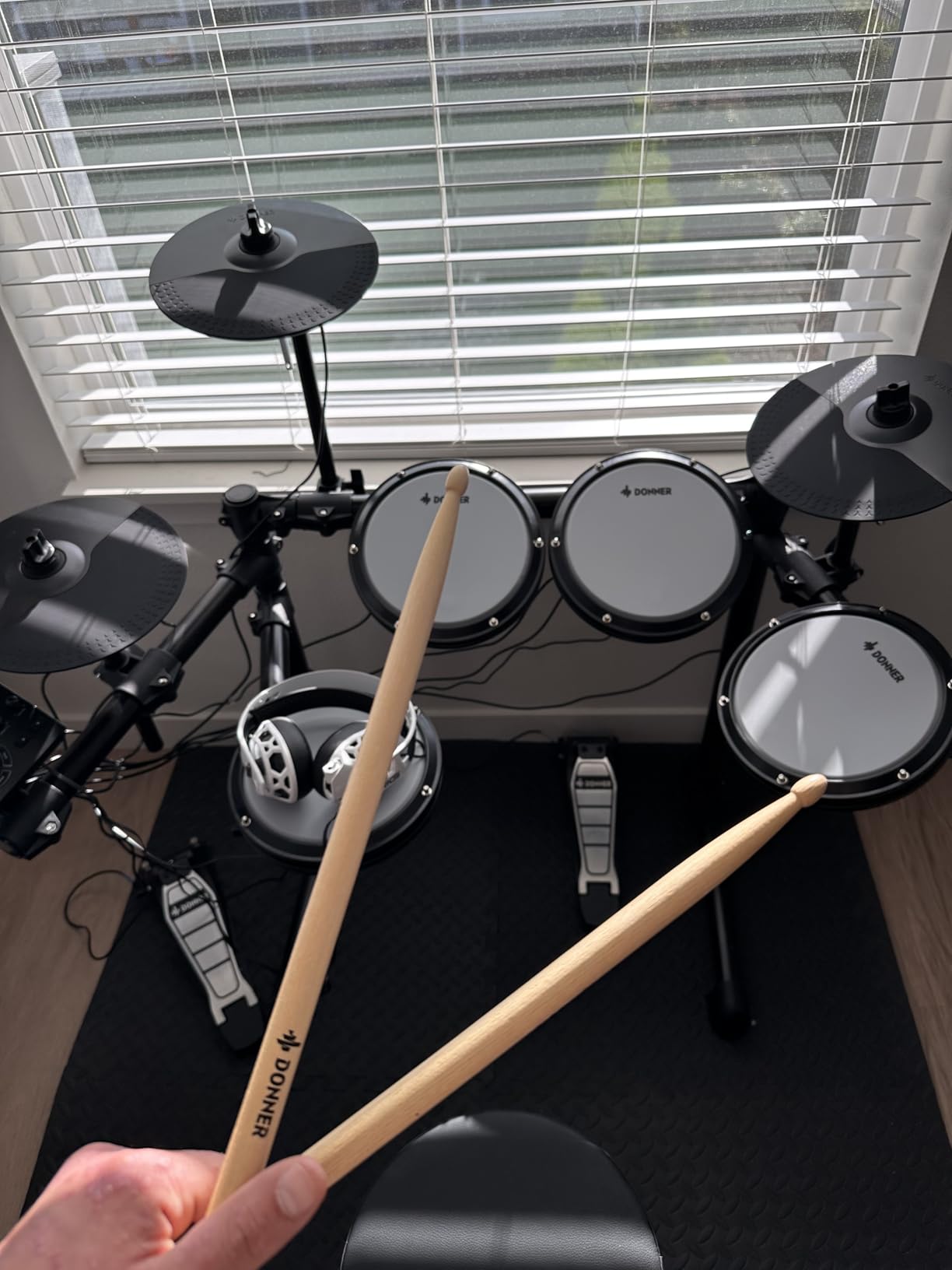 Electric Drums, Donner DED-200 LITE Electronic Drum Kit for Beginner with 450+ Sounds, USB MIDI, Quiet Mesh Pads, Throne, Headphones, Sticks and 40 Melodics Lessons customer photo 2