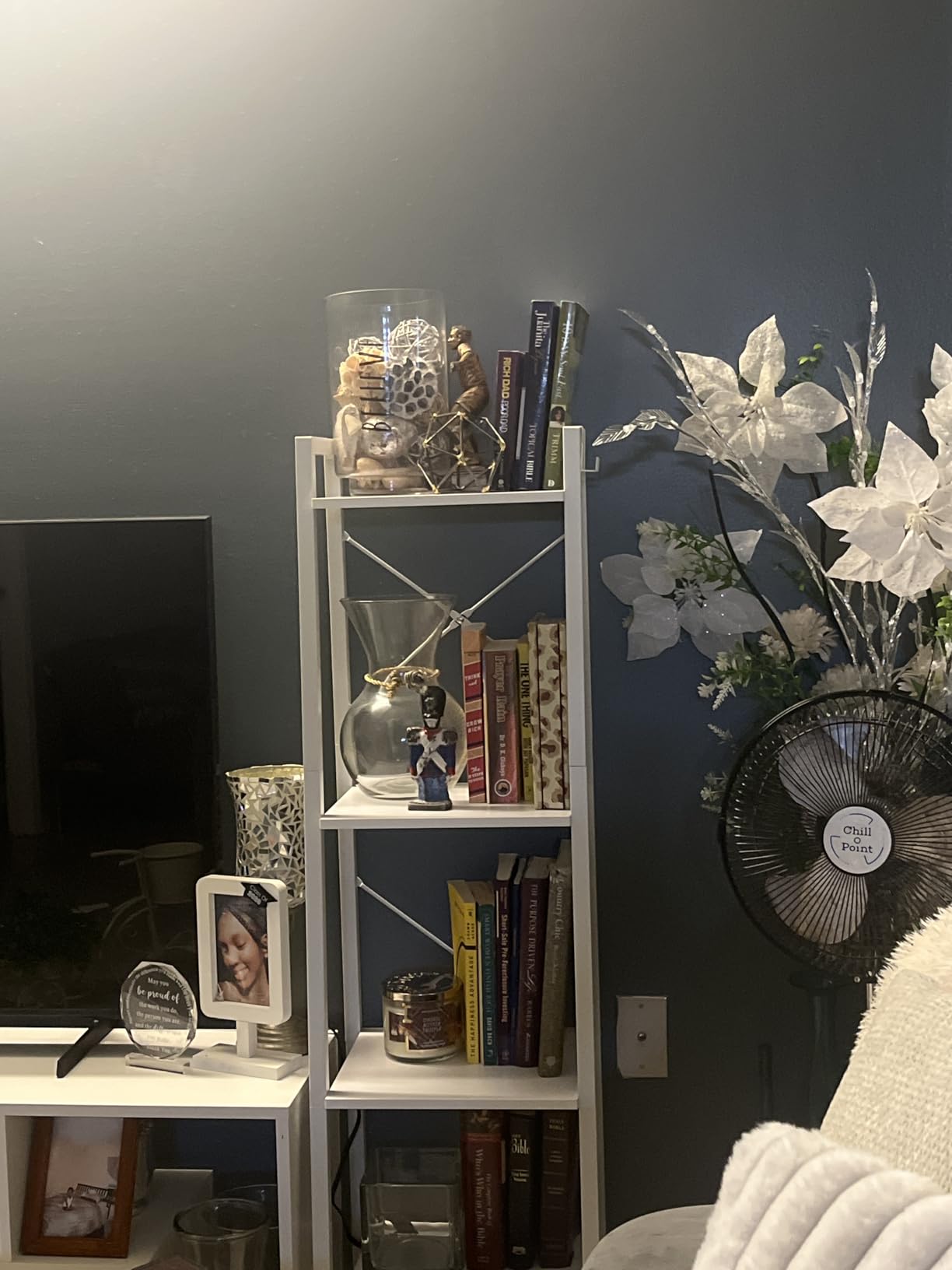 Hzuaneri Ladder Shelf, Bookshelf Bookcase, Freestanding Corner Storage Shelve with 2 Hooks for Home Office, Living Room, Kitchen, Bedroom, Industrial, 5-Tier White customer photo 2