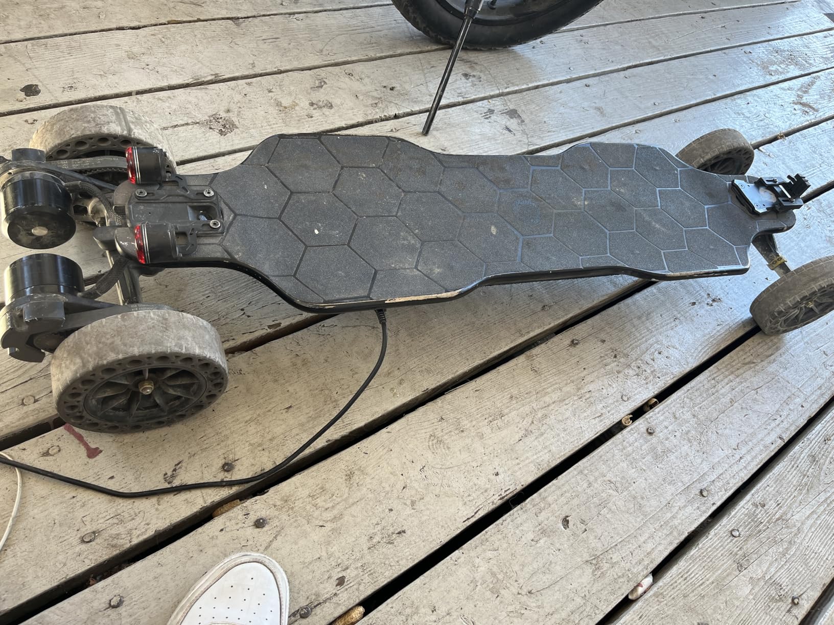isinwheel Off Road Electric Skateboard with Remote, 3000W Belt Drive Motor, 32 MPH Top Speed & 28 Miles Range, Electric Longboard for Adults with Ambient Light, IP54 Off-Road Electric Longboard customer photo 1