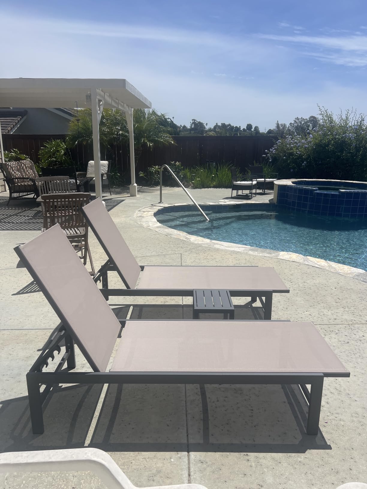 Vexwalx Outdoor Lounge Chair for Pool, Aluminum Chaise Lounge Chairs with 5-Position Recliner, Patio Lounge Chair for Backyard, Poolside, Deck, Lawn (White) customer photo 2