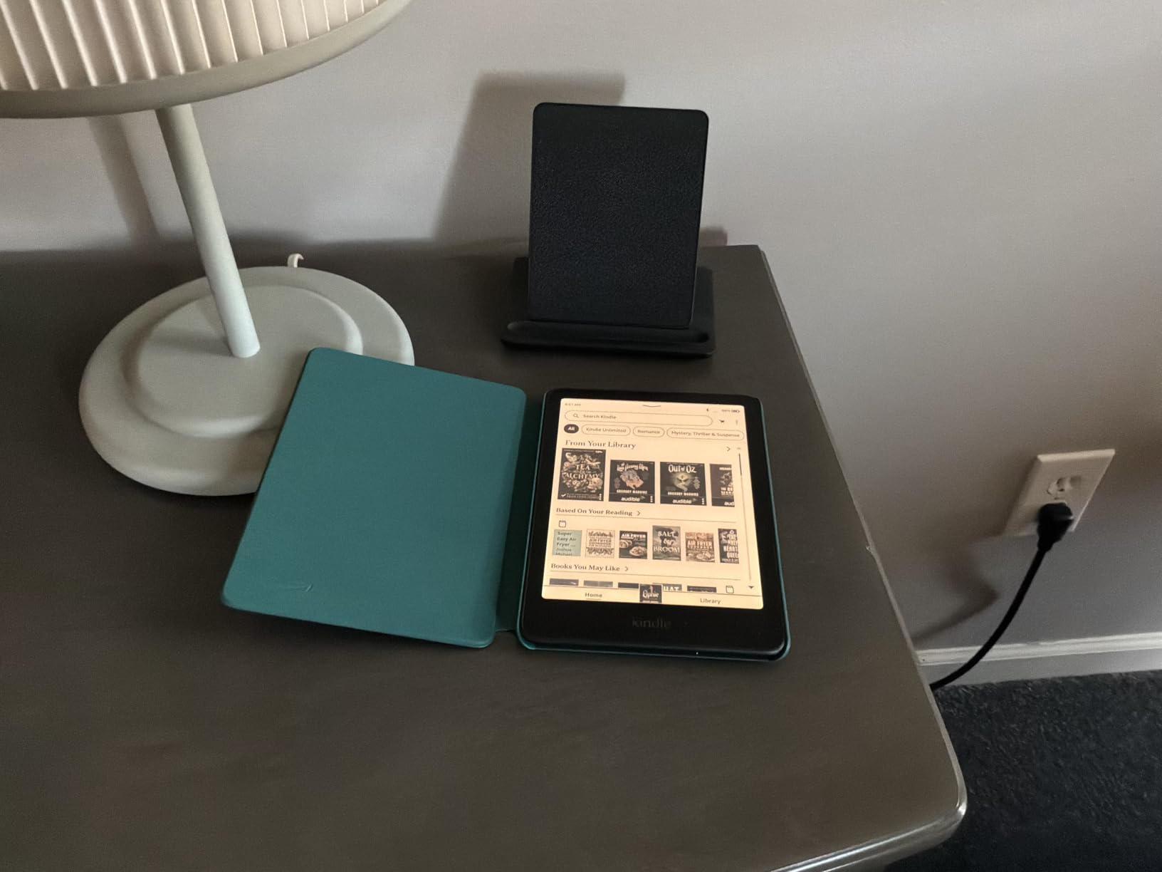 Introducing Amazon Kindle Colorsoft Signature Edition Essentials Bundle including Kindle Colorsoft Signature Edition (32GB)- Black, Plant-Based Leather Cover-Black and Wireless Charging Dock customer photo 1