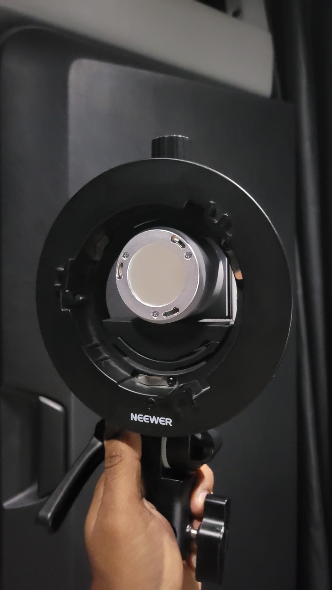 NEEWER 60W Portable RGB LED Video Light Handheld Fill Light, APP/2.4G/Panel Control 18 Scenes 8700Lux/1m 2700-6500K CRI97+ Dimmable COB Continuous Output Lighting for Video Recording Streaming, HS60C customer photo 1