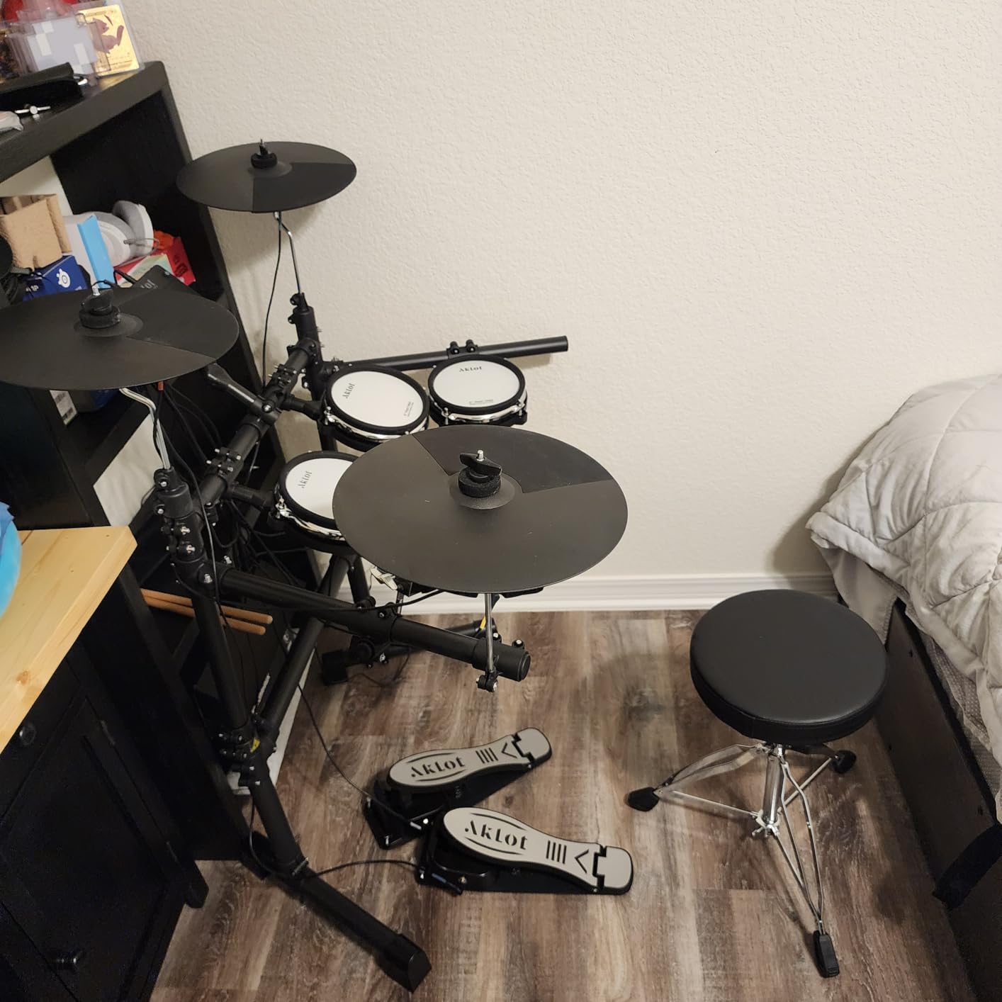 AKLOT B-CORE530 Electric Drum Set: Dual-Zone Quiet Mesh Drum Pads, 10'' Dual-Trigger Cymbals, Height-Adjustable Rack, 360 Sounds, USB MIDI, Lesson Book, Throne, Sticks, Headphones customer photo 2