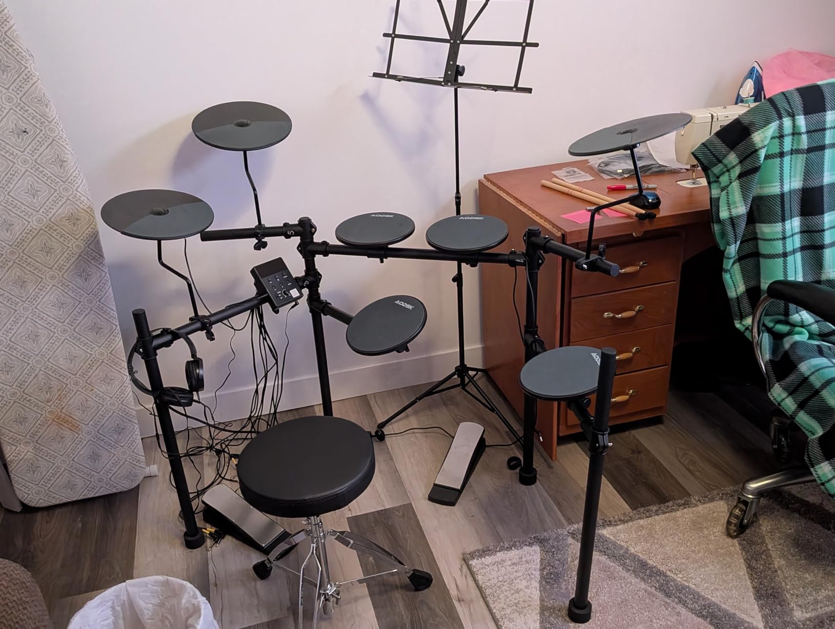 AODSK Electric Drum Set with 4 Quiet Drum Pads,Portable and Solid Drum Set for Beginner with 200 Sounds,2 Switch Pedal,Drum Throne,Drumsticks,Headphones (UAED-403TS) customer photo 1