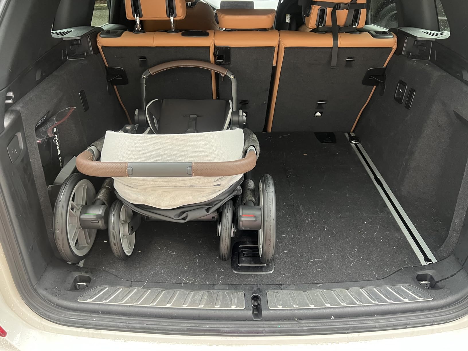 UPPAbaby Cruz V3 Stroller, Jake (Charcoal/Carbon Frame/Black Leather) customer photo 2