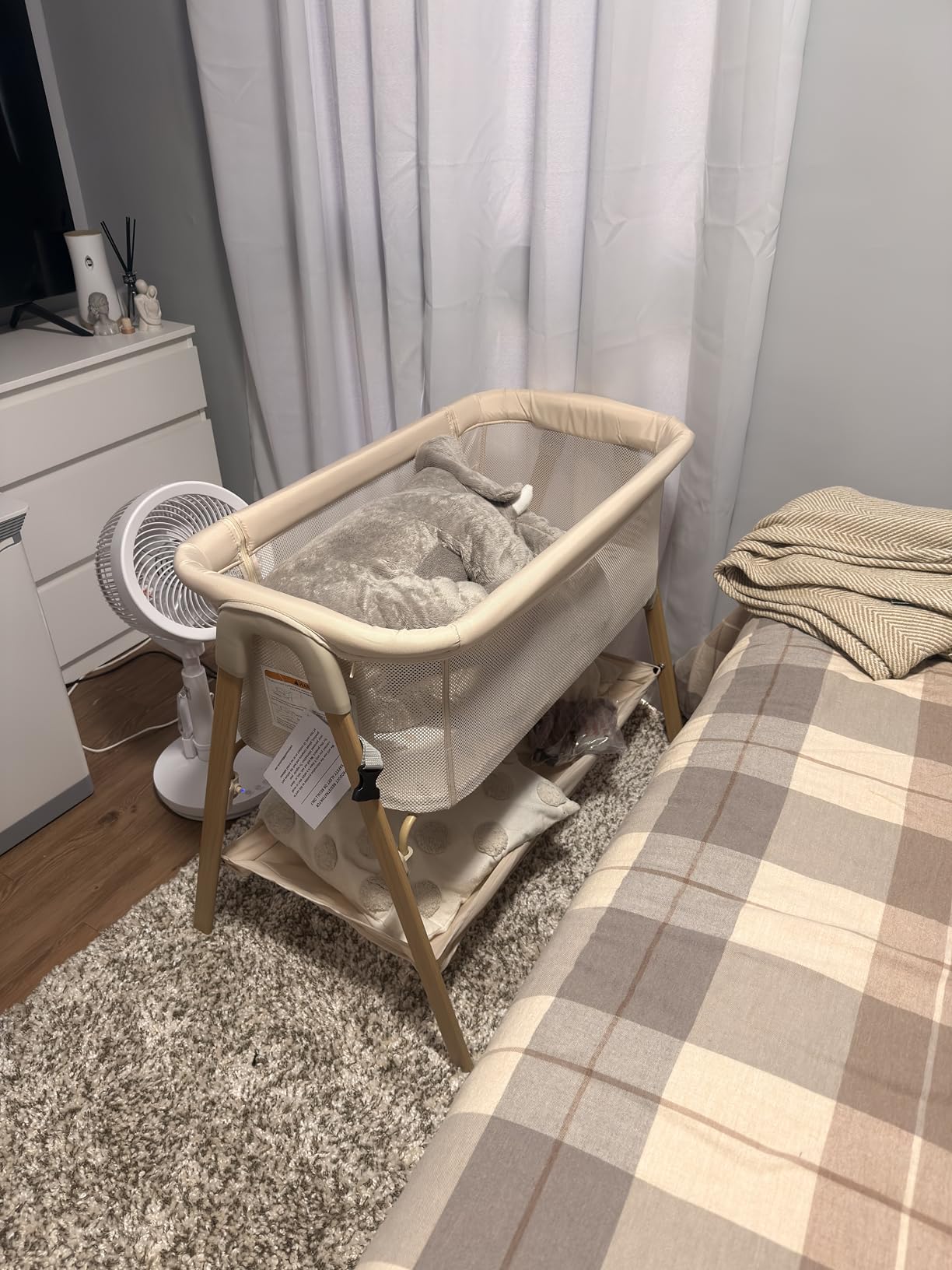 Baby Bassinet, Bedside Bassinet for Baby, Bassinet Bedside Sleeper with Mattress, Storage Basket and 4 Auto-Lock Wheels, Full-Mesh Sides, Bedside Mini Crib for Newborn (Beige) customer photo 2