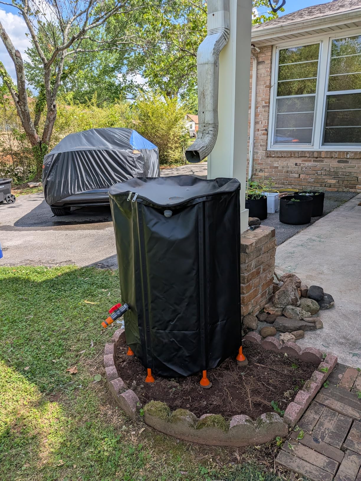 VEVOR Collapsible Rain Barrel, 100 Gallon Portable Rain Water Collection Barrel, 1000D PVC Rainwater Collection System, Garden Water Catcher Tank Storage Container with Spigot & Overflow Kit, Black customer photo 1