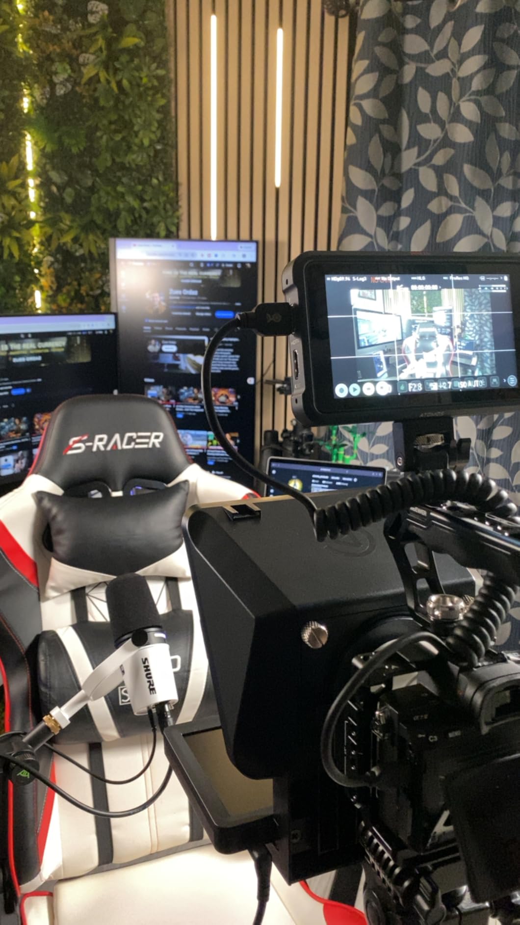 Elgato Prompter XL - Full-Sized Teleprompter with Removable Display, Video Conferencing Monitor, for DSLR Mirrorless & Studio Cameras, Single-Cable Setup USB-C 3.2 for PC & Mac customer photo 1