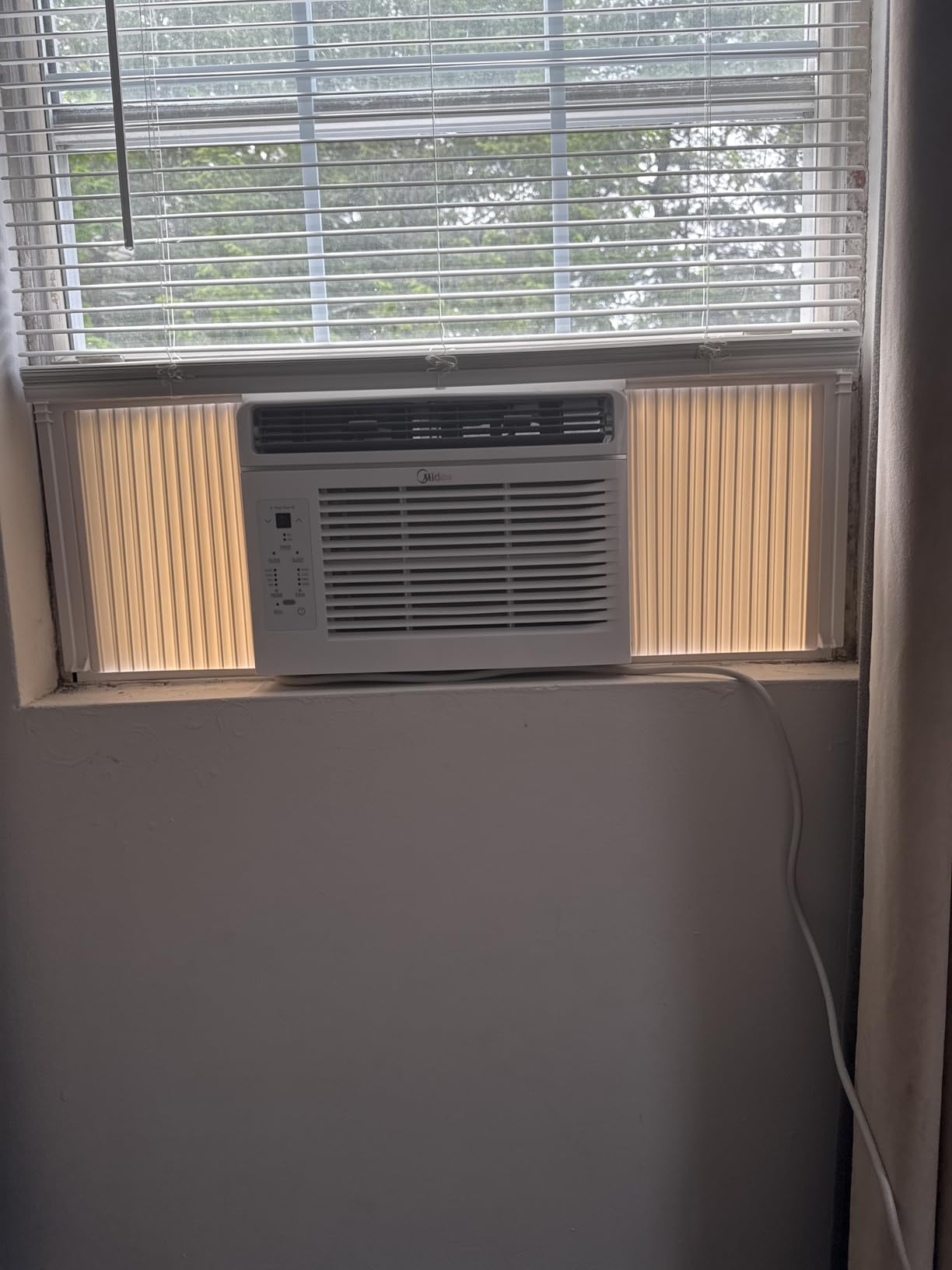 Midea 6,000 BTU Window Air Conditioner, 3-in-1 Cool/Fan/Dehumidifier Window AC Unit, Easycool Air Conditioner with Remote Control, Cools up to 250 Sq. Ft., Fits bedroom, study, office customer photo 1