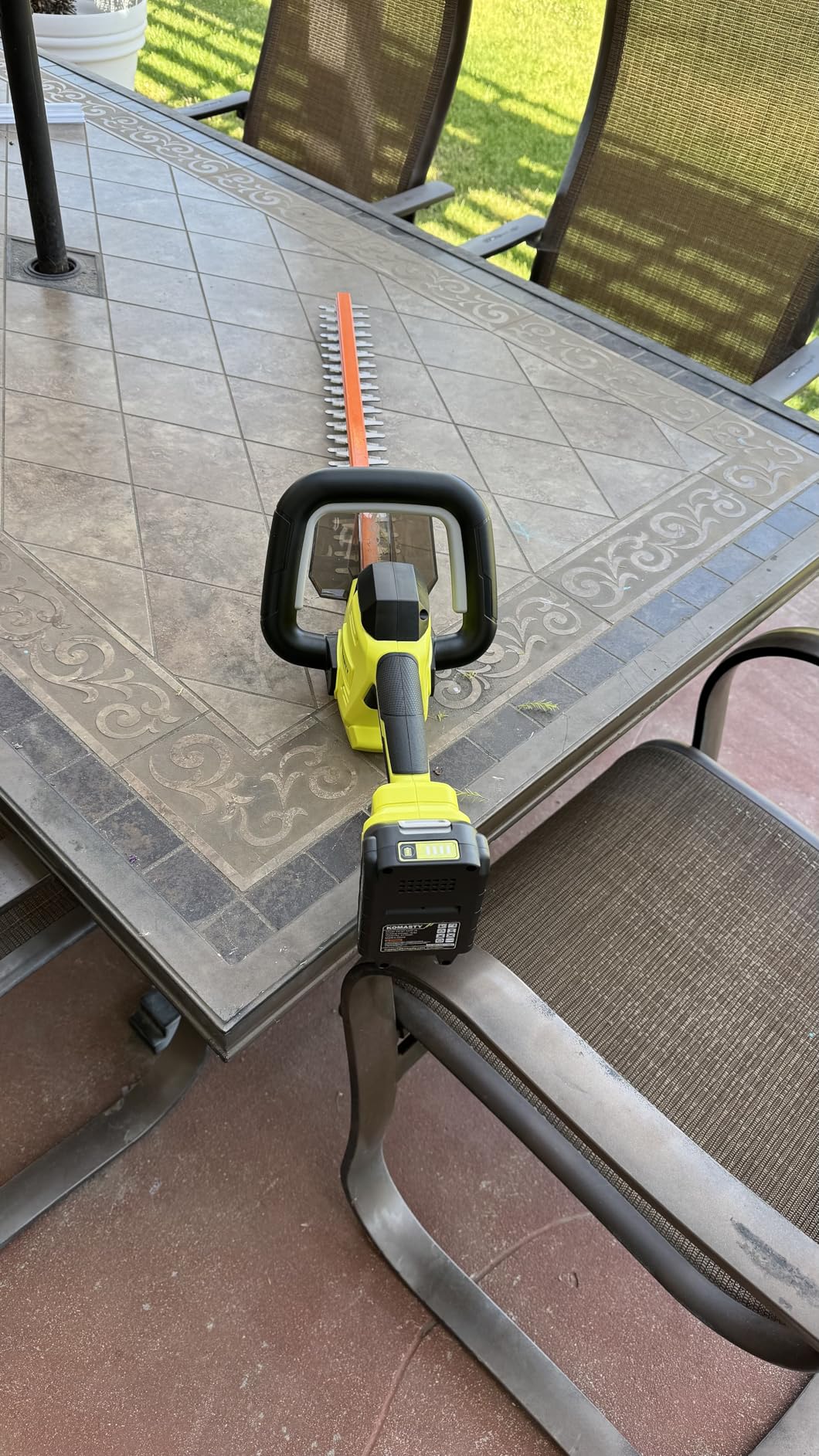 22 inch Hedge Trimmer Cordless with 2 Battery and Charger, 20V Handheld Electric Hedge Trimmer with Dual-Action Blades, Lightweight Bush Trimmer Pruning Shears Grass Cutter Shrub for Garden Yard Tools customer photo 1