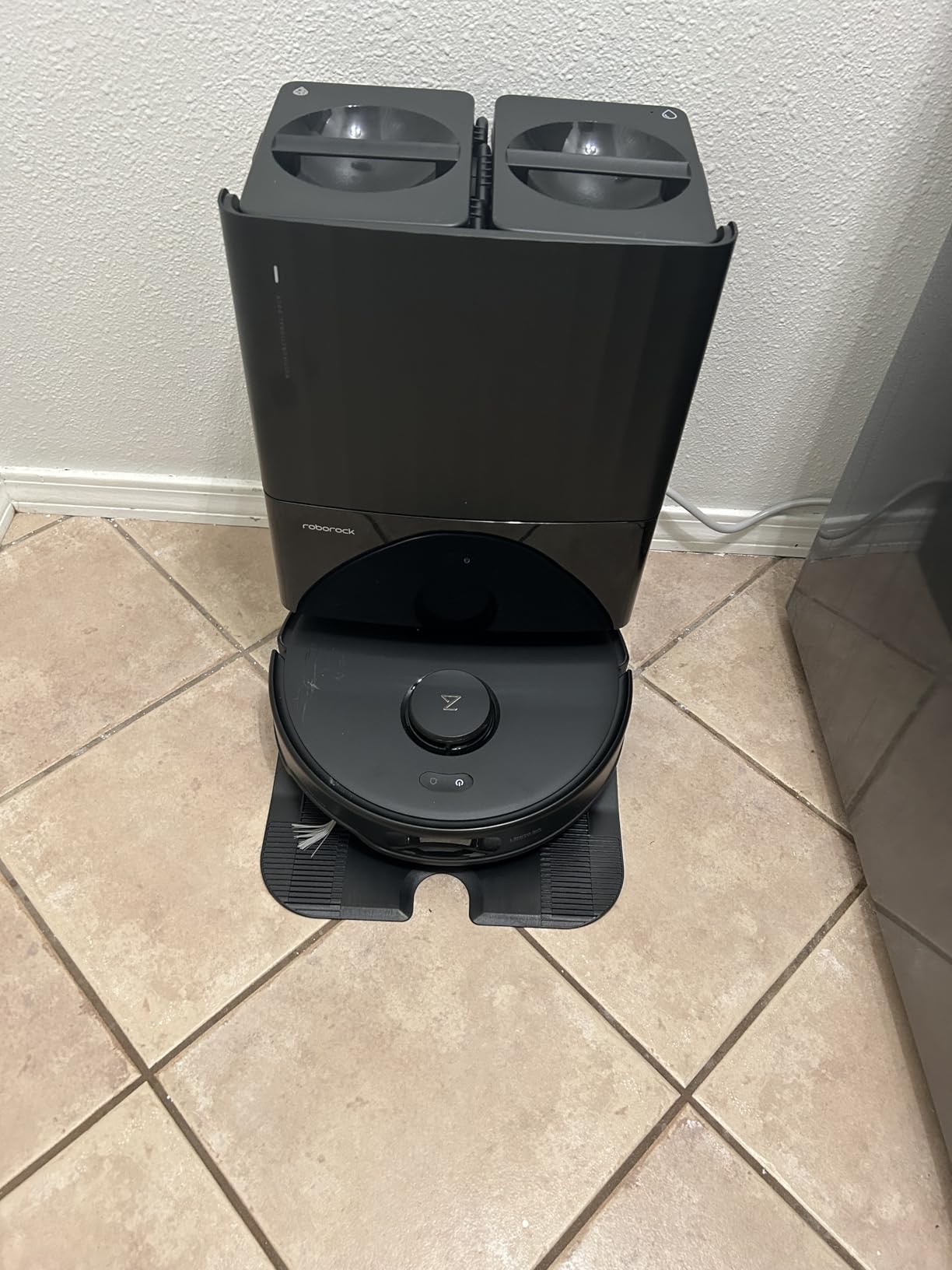 Roborock Qrevo Edge 2 Robot Vacuum and Mop, 25,000Pa, 3.14'' Ultra-Slim, Zero-Tangle, AI Object Recognition, 176F Hot Water Mop Washing & Auto-Drying, Carpet & Pet Hair, FlexiArm Edge Cleaning customer photo 2