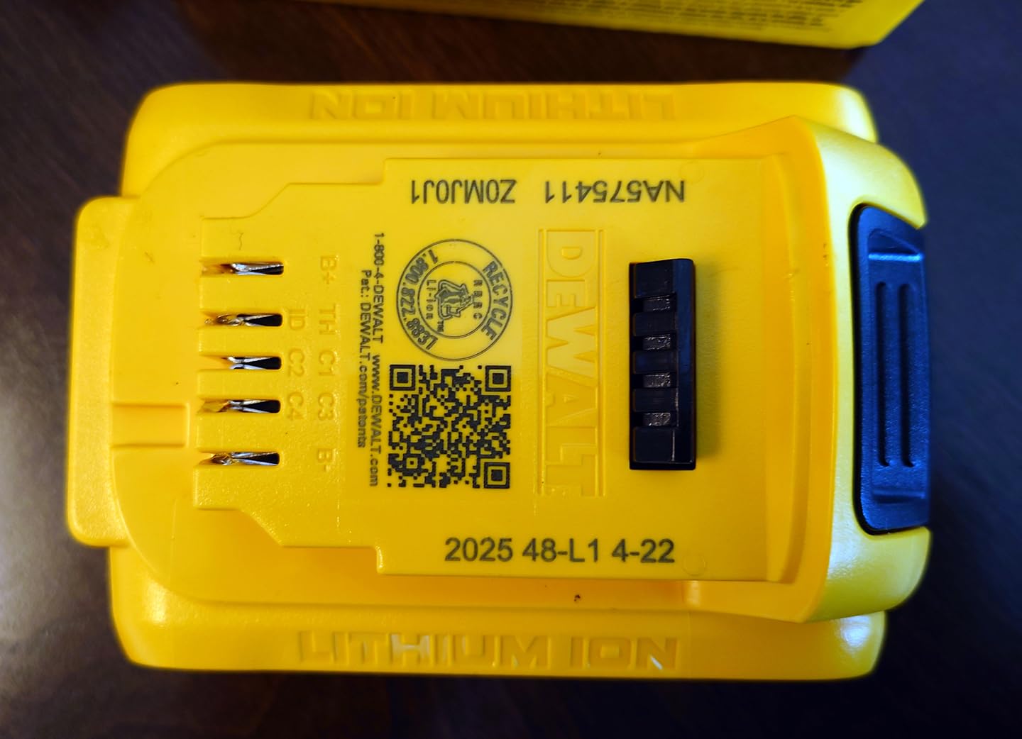 DEWALT 20V MAX Battery, Lithium Ion, 5.0Ah (DCB205) customer photo 2