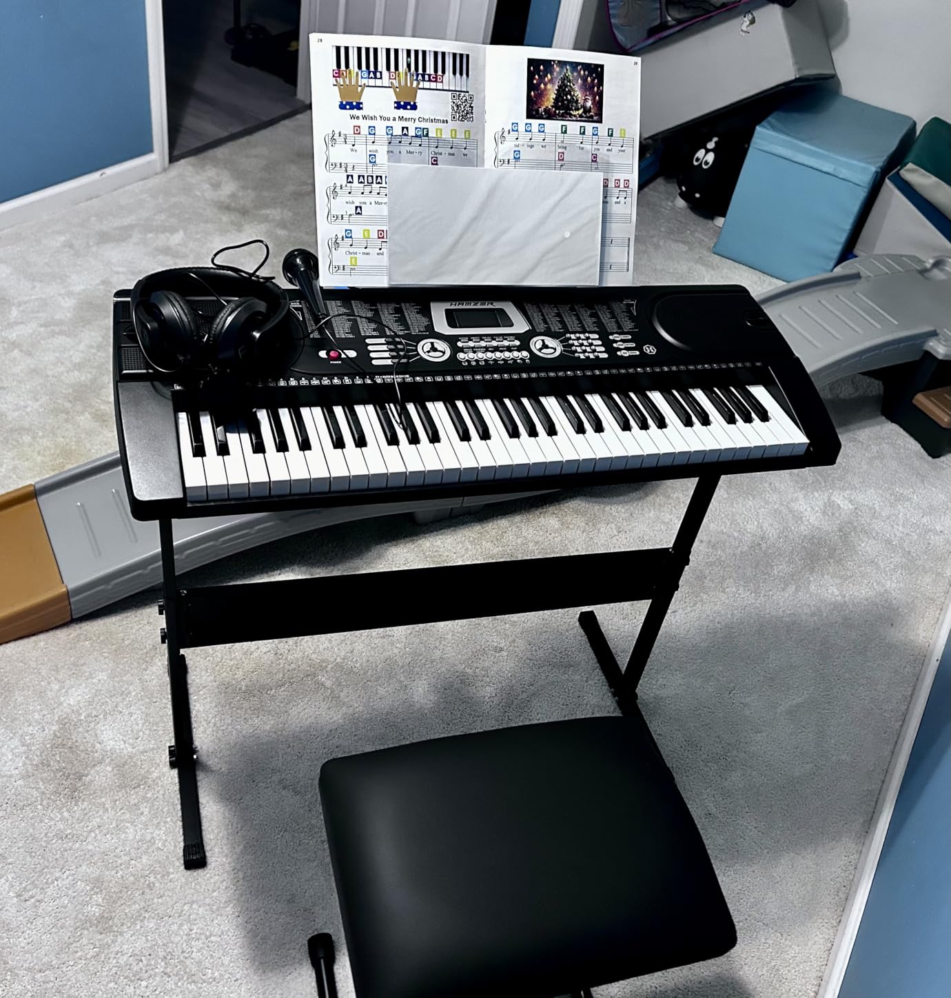 Hamzer 61 Key Digital Keyboard Piano with Stand & Bench, Beginner Electric Piano Keyboard Kit with Speakers, Headphones, Microphone, Keynote Stickers customer photo 1