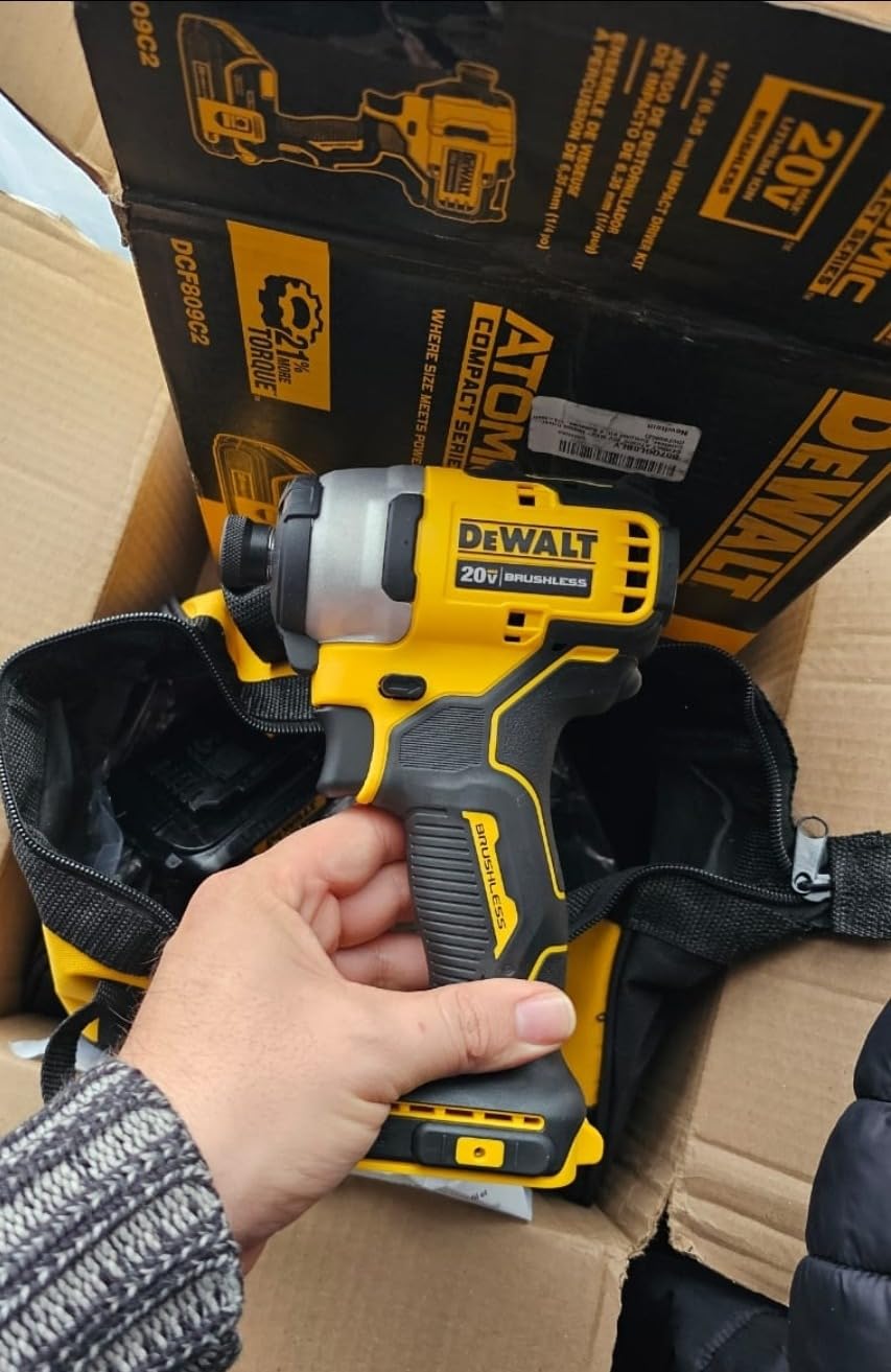 ATOMIC 20V MAX* Impact Driver, Cordless, Compact Kit, 2 Batteries, 1/4-Inch (DCF809C2) customer photo 1