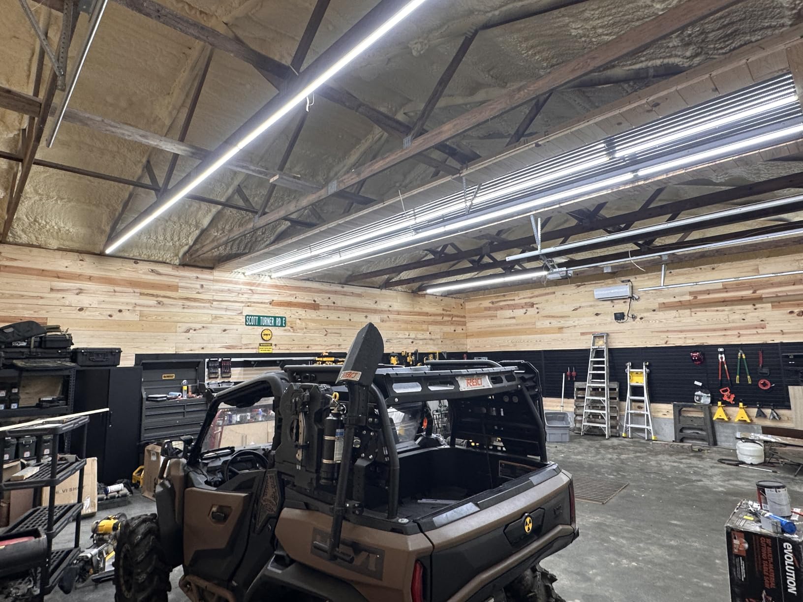 Barrina LED Shop Lights 8FT, 72W 10000LM 5000K, Daylight White, T8 LED Garage Lights, V Shape Clear Cover, High Output Tube, Linkable 8 Foot LED Strip Light for Workshop, Warehouse with Plug, 10 Packs customer photo 1