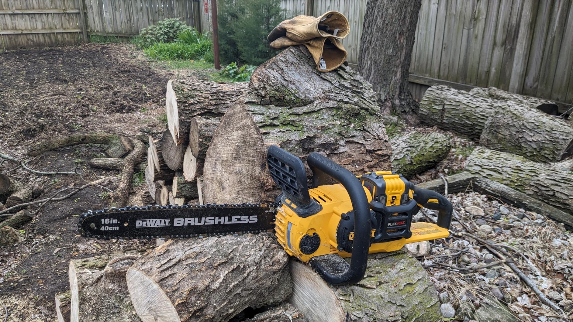 DEWALT FLEXVOLT 60V MAX Chainsaw Kit, 16-Inch, Brushless, 2Ah Battery (DCCS670X1) customer photo 2