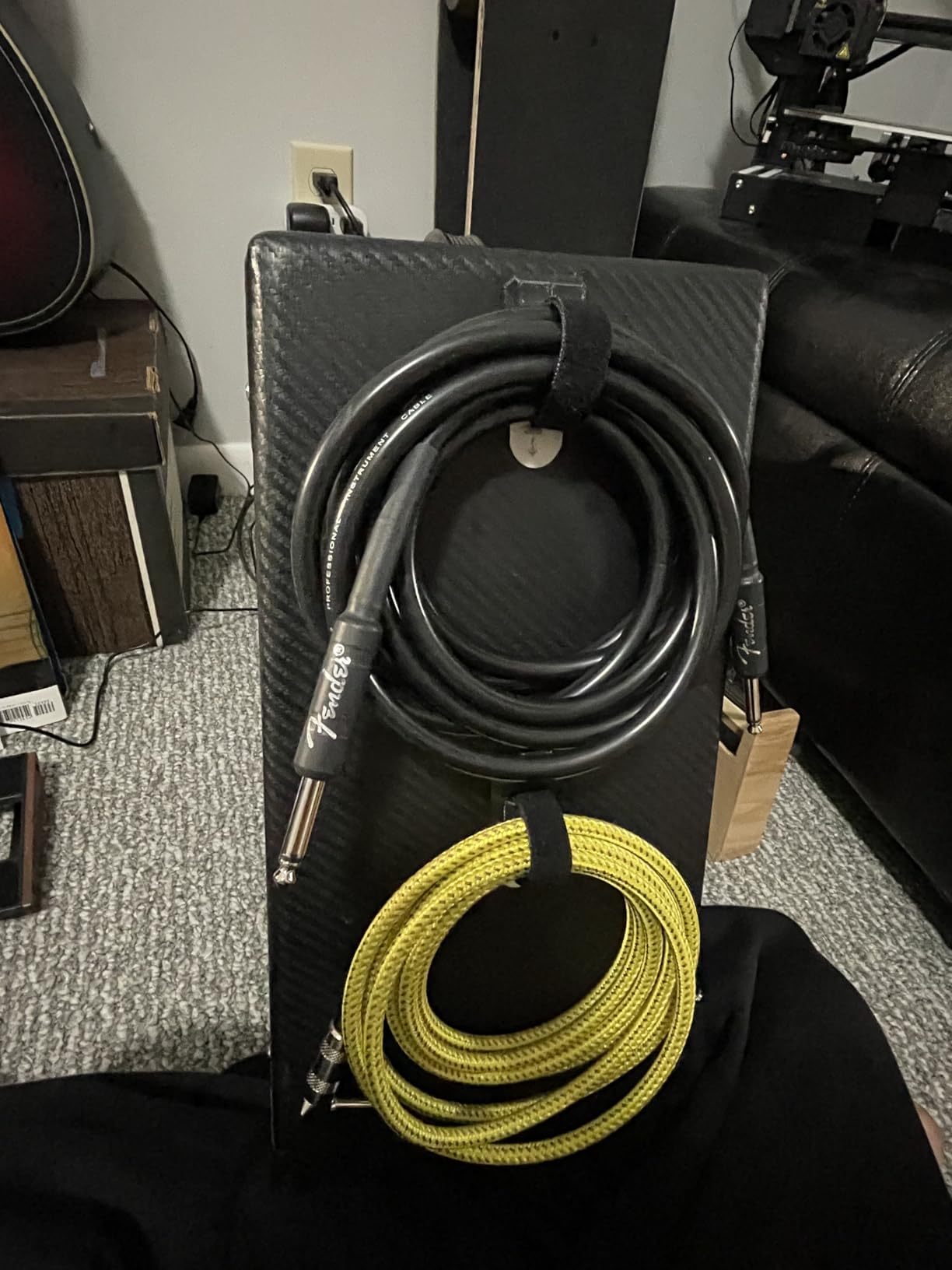 Amazon Basics TS 1/4 Inch Guitar Cable, Tweed Cloth Jacket Right-Angle Instrument Cable for Electric Guitar, Bass Guitar, Amp Cord, 10 Foot, Yellow & Brown customer photo 2
